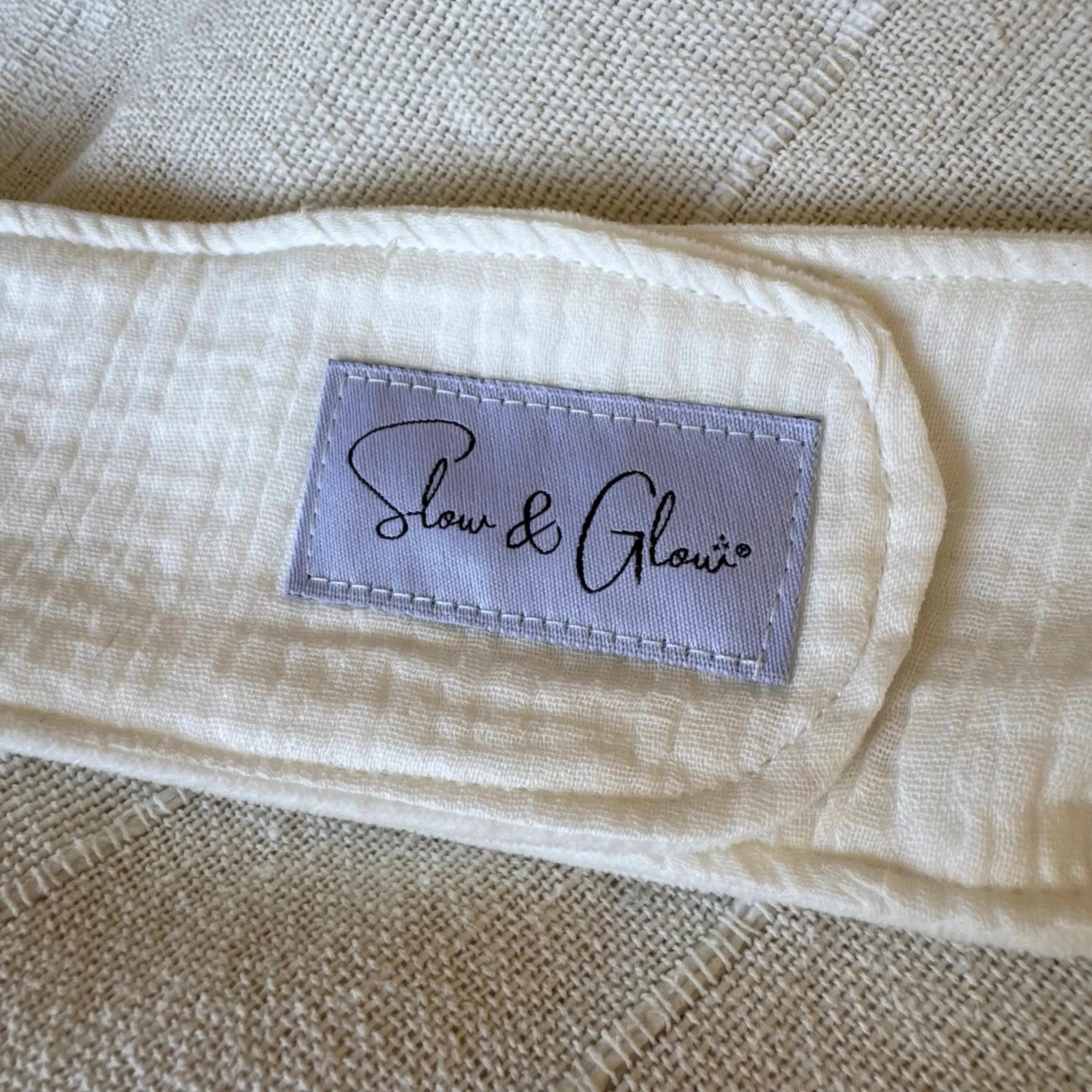 Cheveux protégés, planète respectée : découvrez notre bandeau de soins ajustable en coton upcyclé. Fabriqué en France, éthique et ultra-confort.