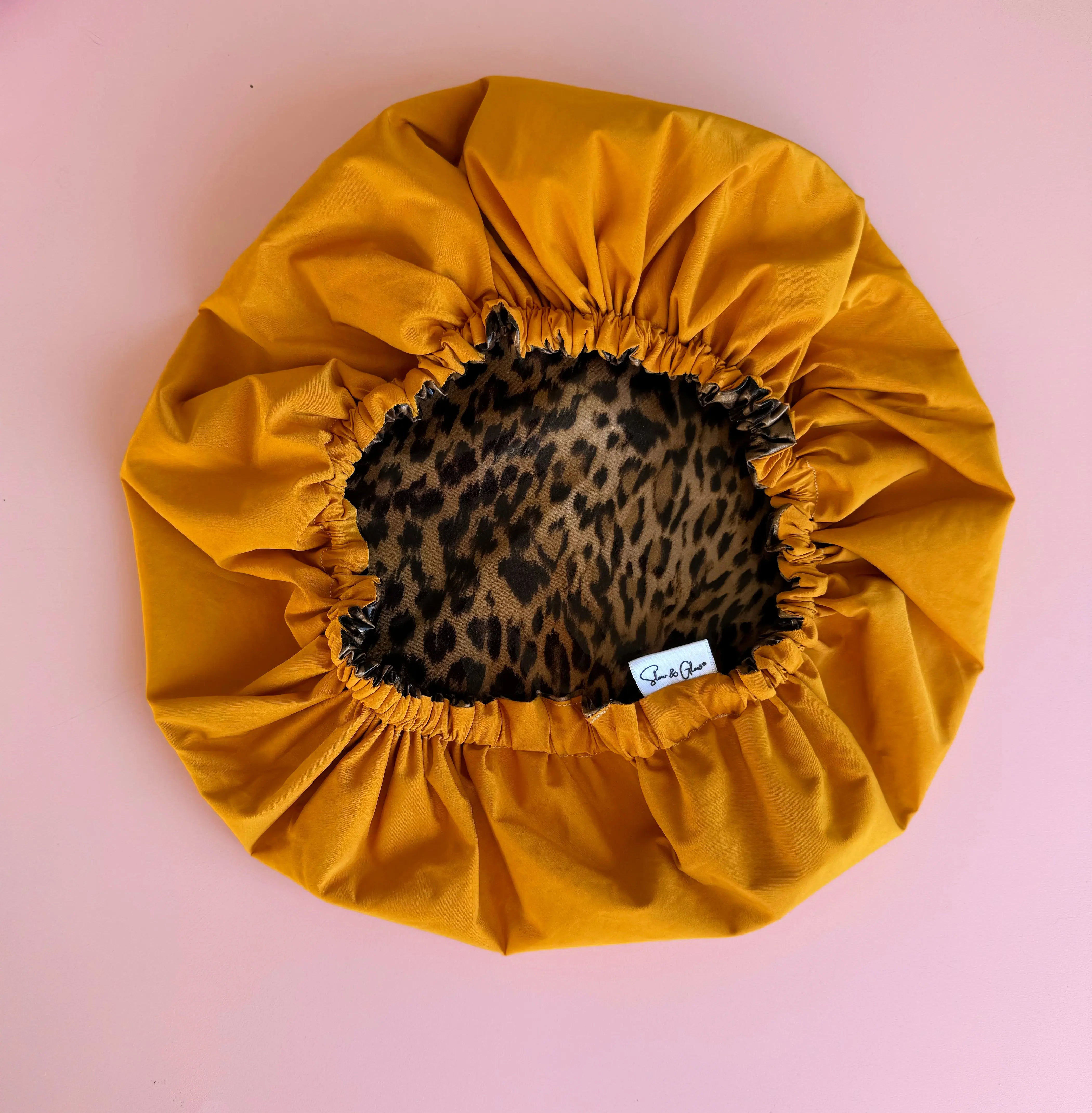 charlotte pour soins capillaires en tissu recyclé, fabriquée localement, alternative durable aux bonnets plastiques