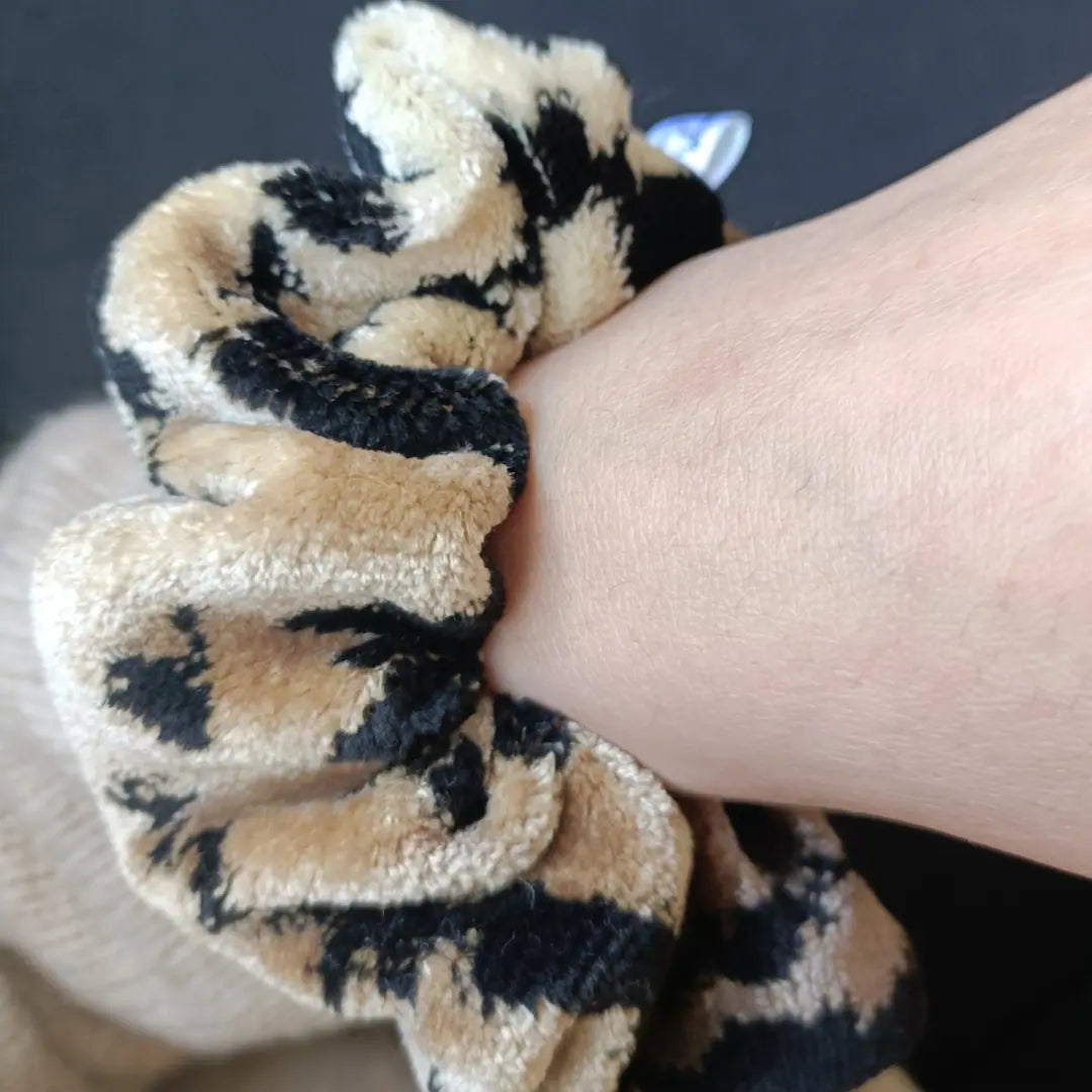 chouchou en coton velours recyclé, fabriqué de manière éthique, parfait pour attacher sans abîmer