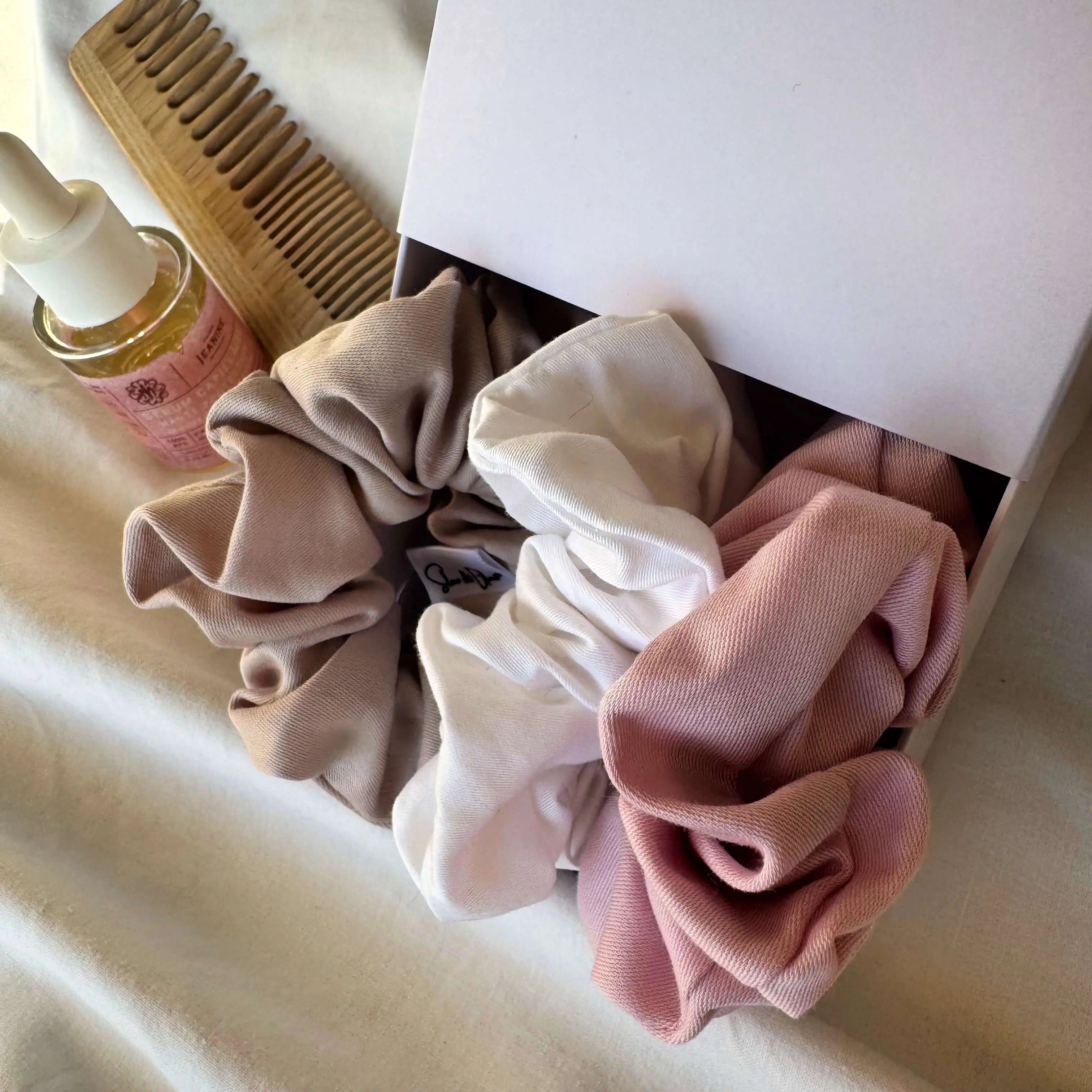 trio de chouchous en satin de coton bio certifié, protège les cheveux et limite les frisottis, fabrication équitable