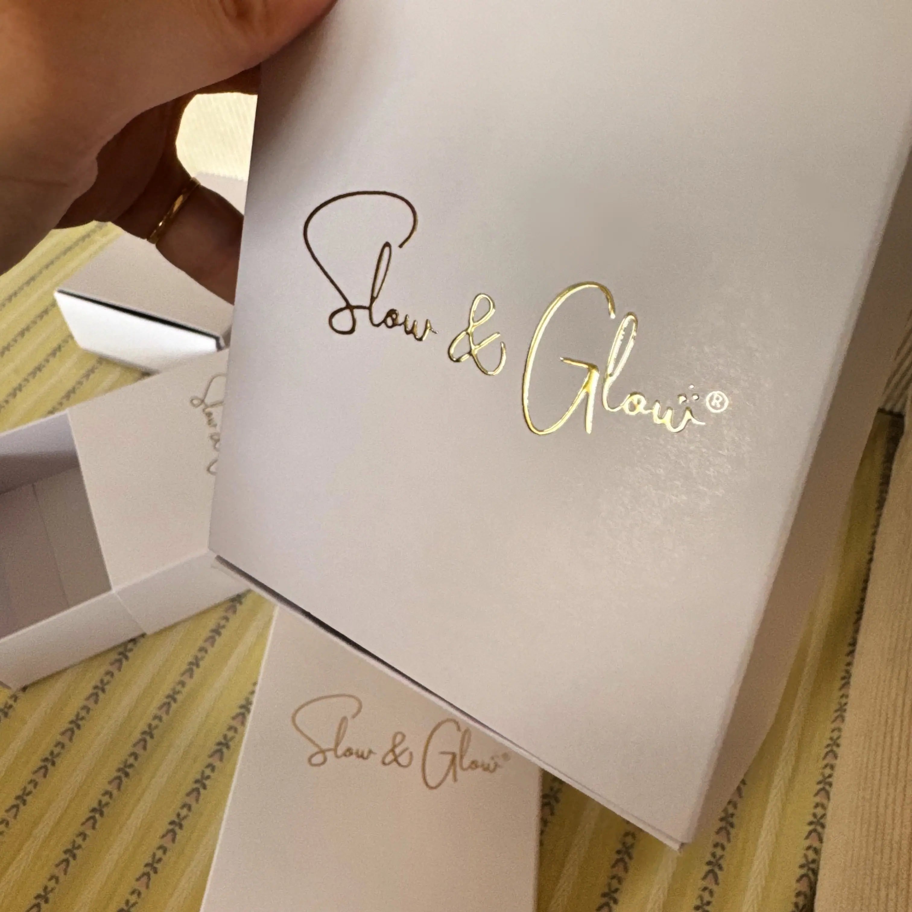 Offrez un écrin responsable : coffret lilas pastel en carton FSC, fabriqué en Italie. Boîte coulissante avec logo doré Slow and Glow, parfait pour des cadeaux éthiques et élégants.