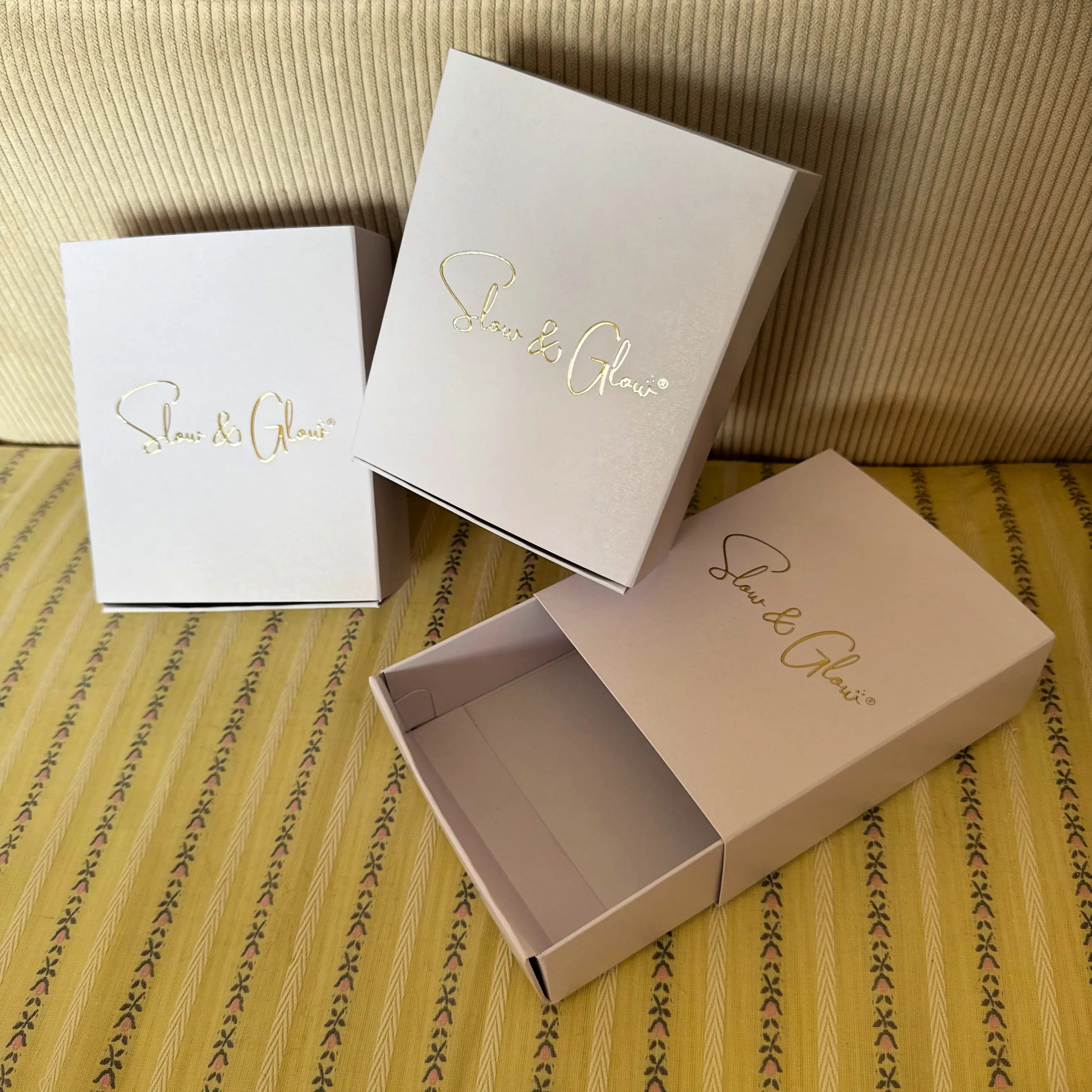 Coffret cadeau lilas en carton FSC issu de forêts durables.Fabriqué en Italie, avec dorure Slow and Glow et format coulissant raffiné.