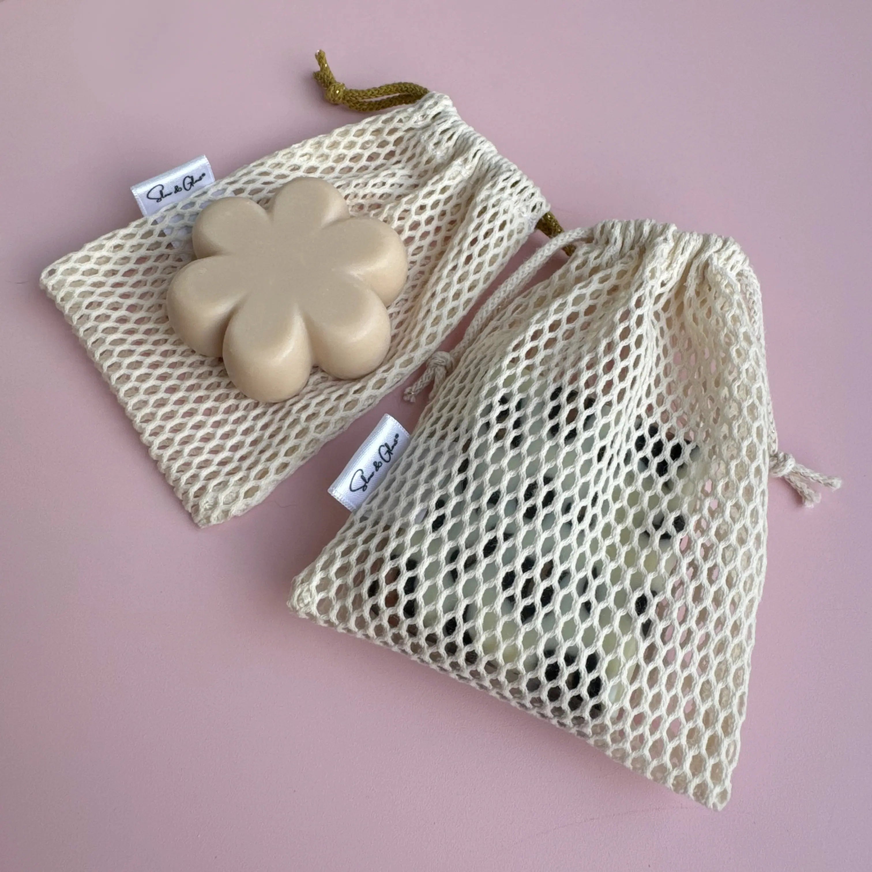 filet à savon en coton bio avec cordon en coton recyclé, idéal pour conserver et faire mousser les cosmétiques solides