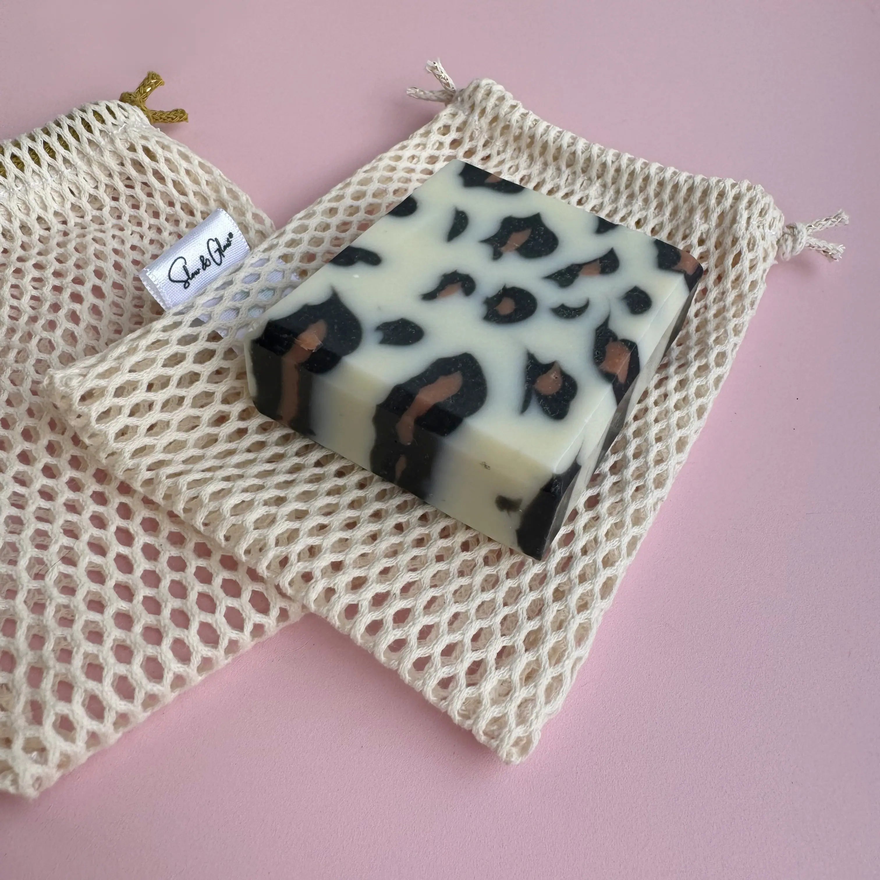 filet à savon zéro déchet en coton biologique, avec cordon certifié oeko-tex et gots, parfait pour savon ou shampoing solide