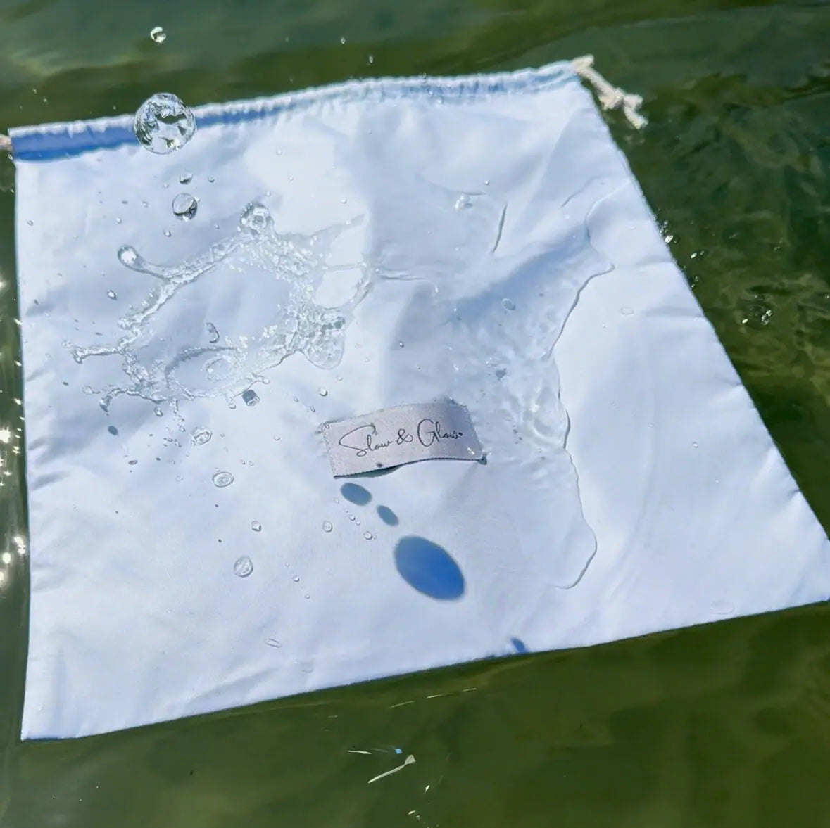 Glisse ton maillot mouillé dans ce sac imperméable élégant, issu de tissu upcyclé et fabriqué en France.