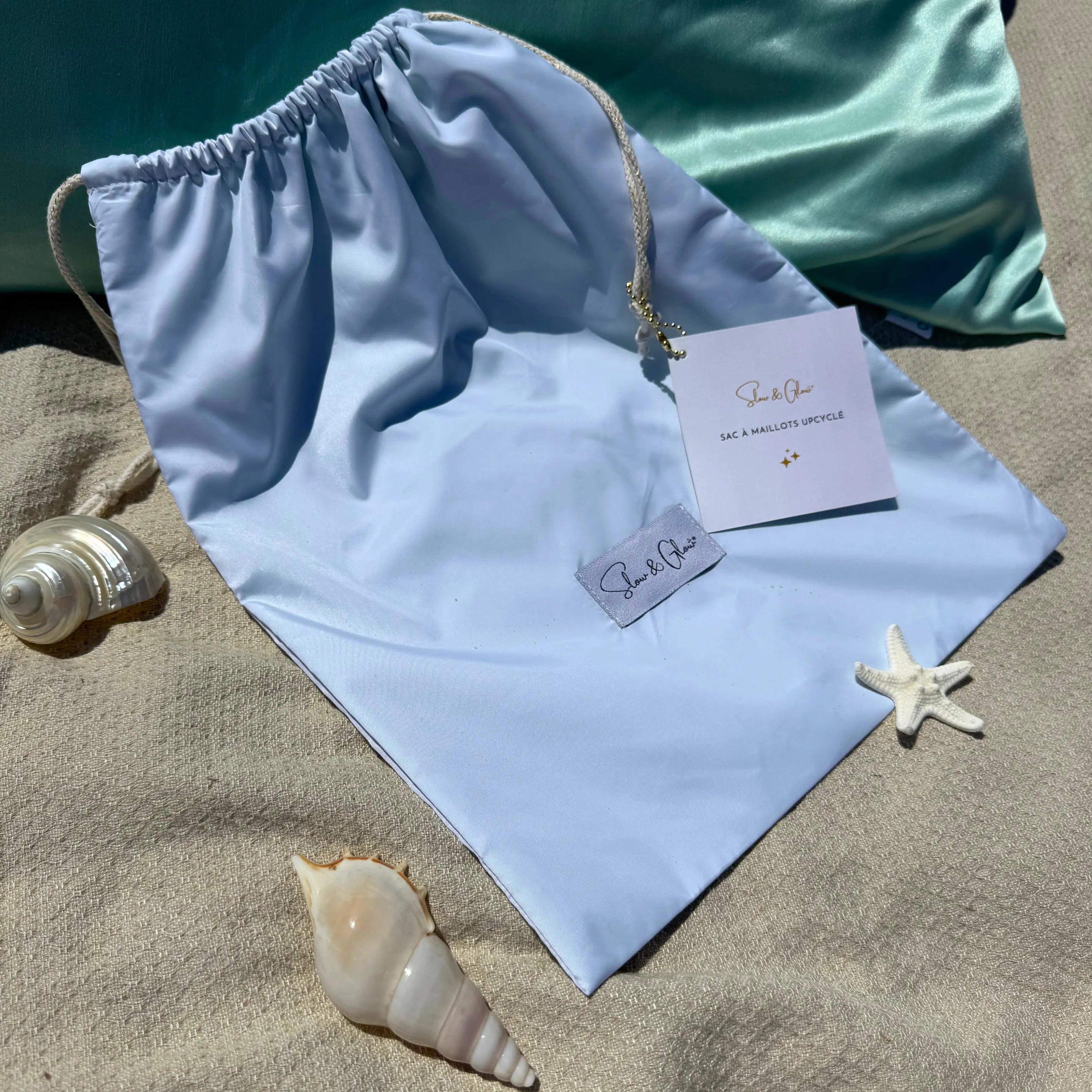 Ce sac imperméable pour maillots mouillés allie style, utilité et éthique : tissu haut de gamme, fabrication locale.