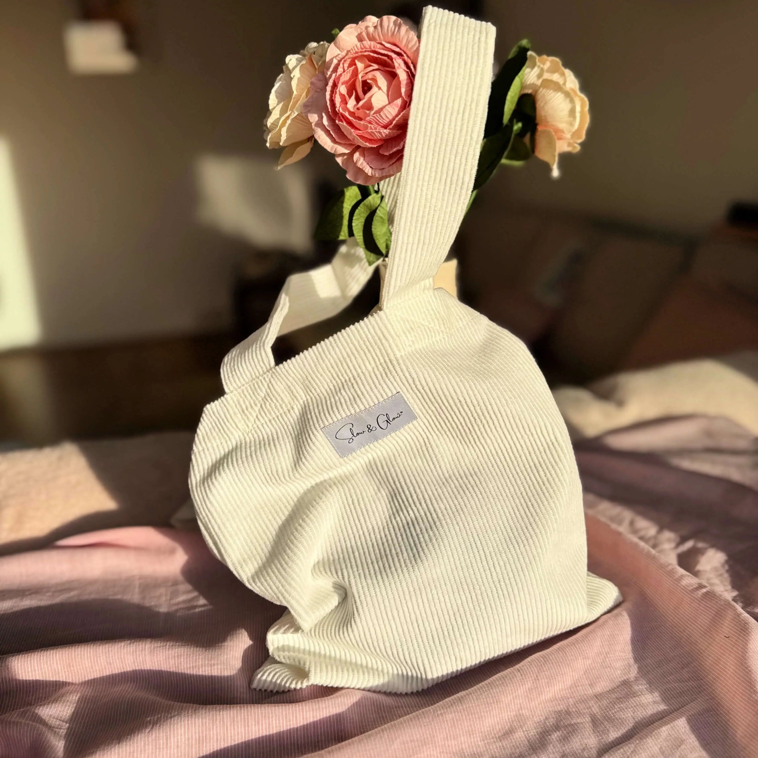 sac tote bag en tissu crème, velours côtelé upcyclé, confection française solidaire, détail étiquette recyclée