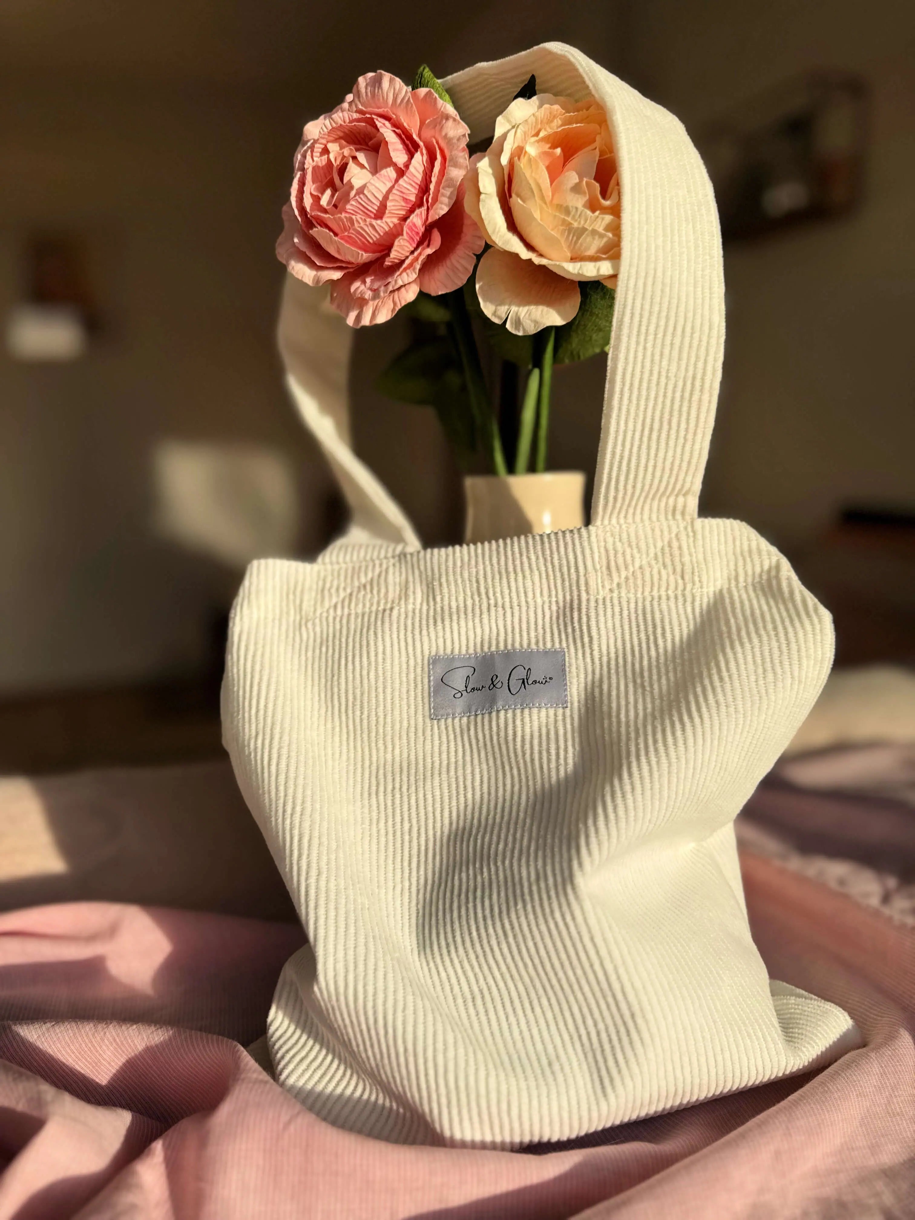 petit tote bag crème en velours côtelé upcyclé, fabriqué en France avec étiquette recyclée