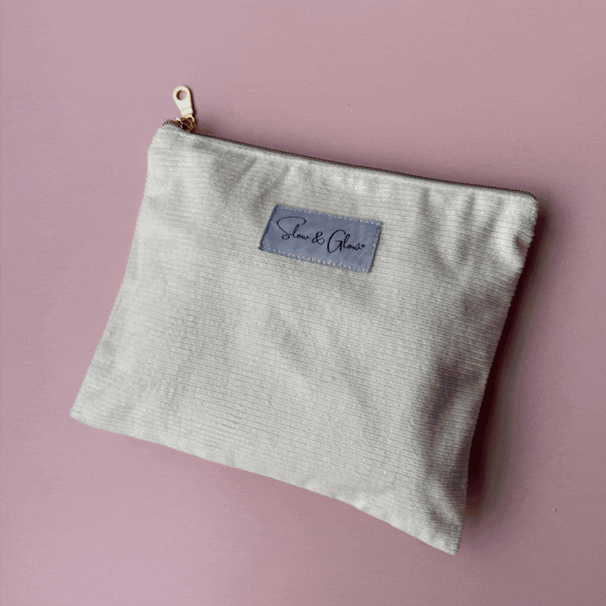 trousse éthique en velours côtelé avec fermeture éclair dorée, doublure satinée lilas et étiquette recyclée