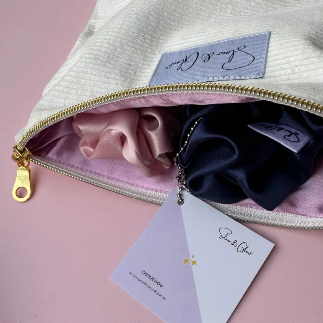 trousse en velours côtelé fabriquée solidairement en France, doublure satin lilas et zip doré, étiquette recyclée