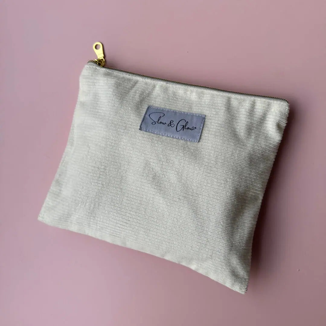trousse en velours côtelé fabriquée en France de façon solidaire, étiquette recyclée, intérieur satin lilas, zip doré
