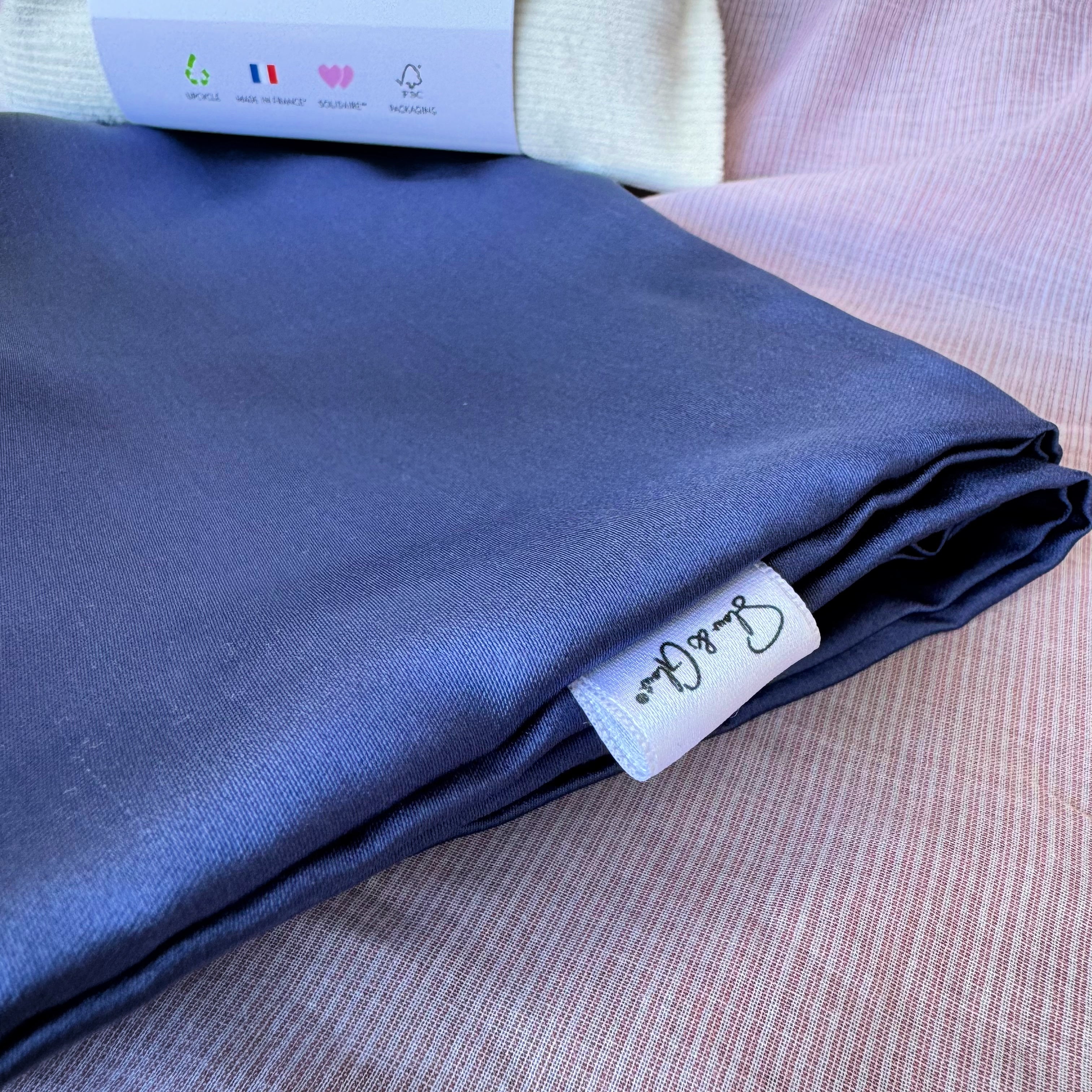 Taie d'oreiller en soie upcyclée haut de gamme •  fermeture zip  + trousse en velours côtelé upcyclé Hermès offerte 👝