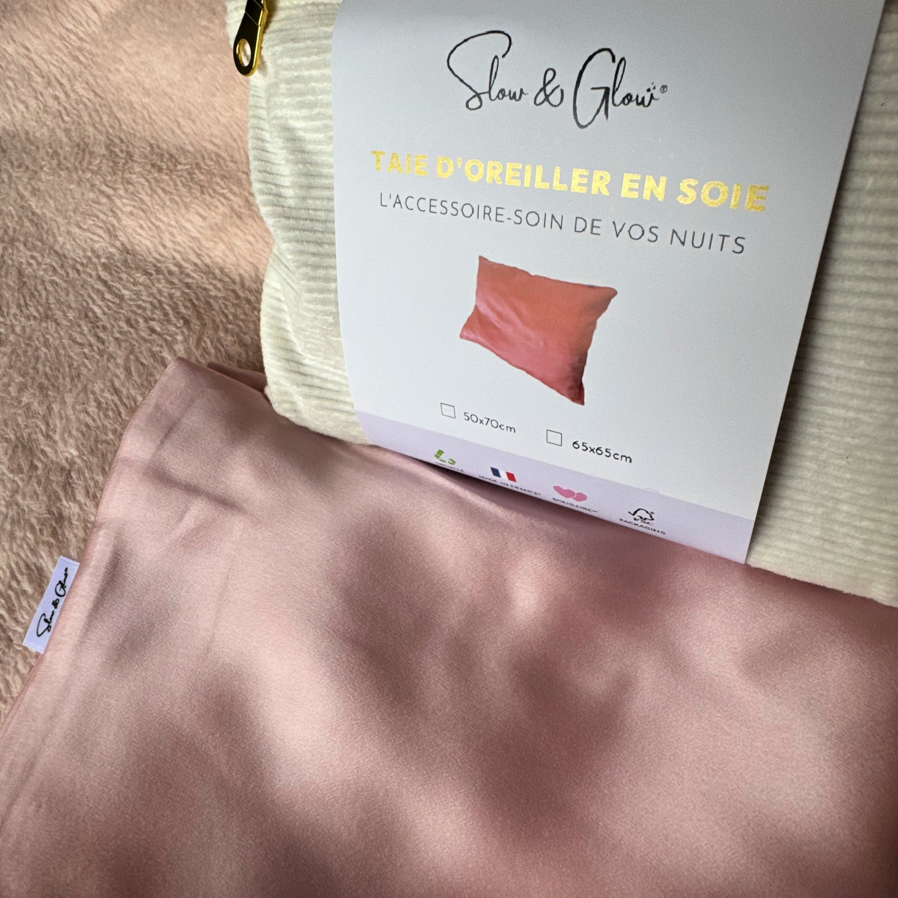 Taie d'oreiller en soie upcyclée haute couture •  fermeture zip  + trousse en velours côtelé upcyclé Hermès offerte 👝