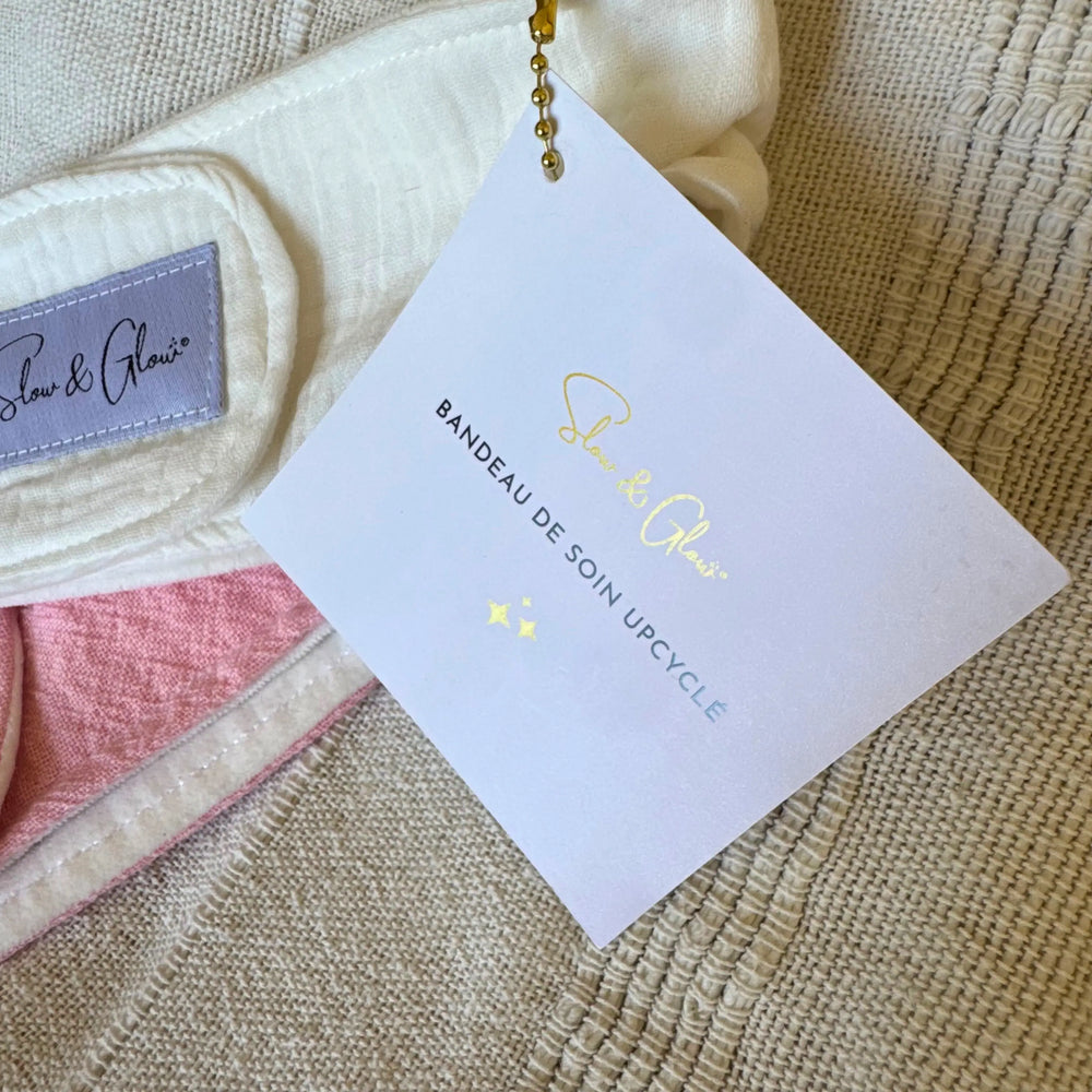 Bandeau de soins en coton et velours de coton upcyclés, parfait pour ne pas mouiller vos cheveux. Ajustable, doux et fabriqué en France dans un atelier d’insertion.

