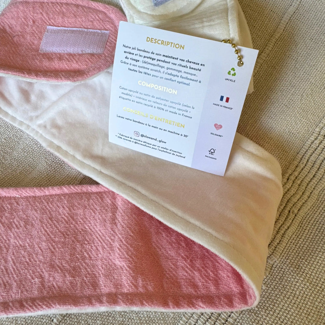Un bandeau pratique et responsable pour vos soins du visage : coton upcyclé, étiquette recyclée et fabrication éthique française. Ajustable et ultra-doux.

