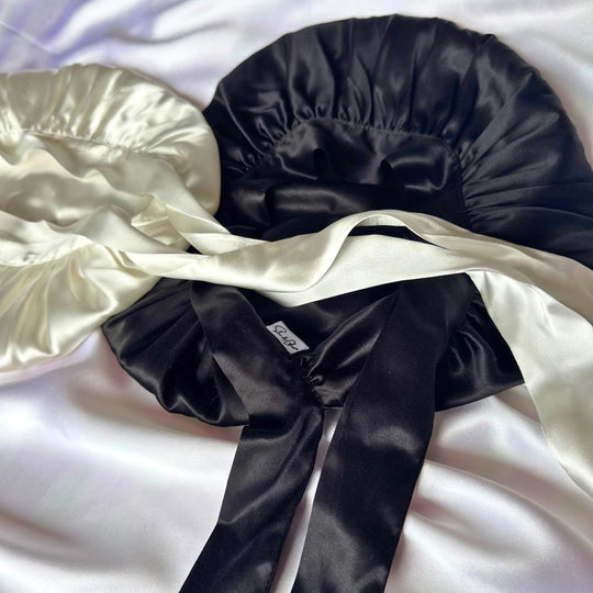 bonnet de nuit en soie upcyclée ajustable fabriqué en France noir et blanc