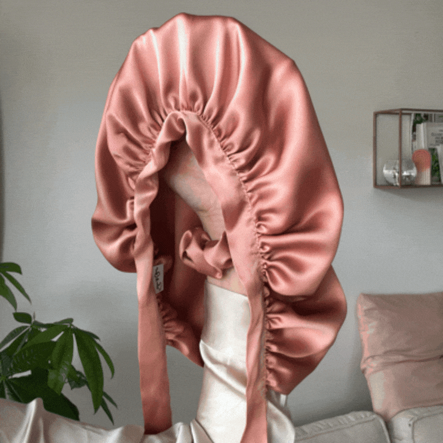 En soie upcyclée haut de gamme, ce bonnet ajustable prend soin de tes longueurs pendant la nuit. Fabriqué en France.
