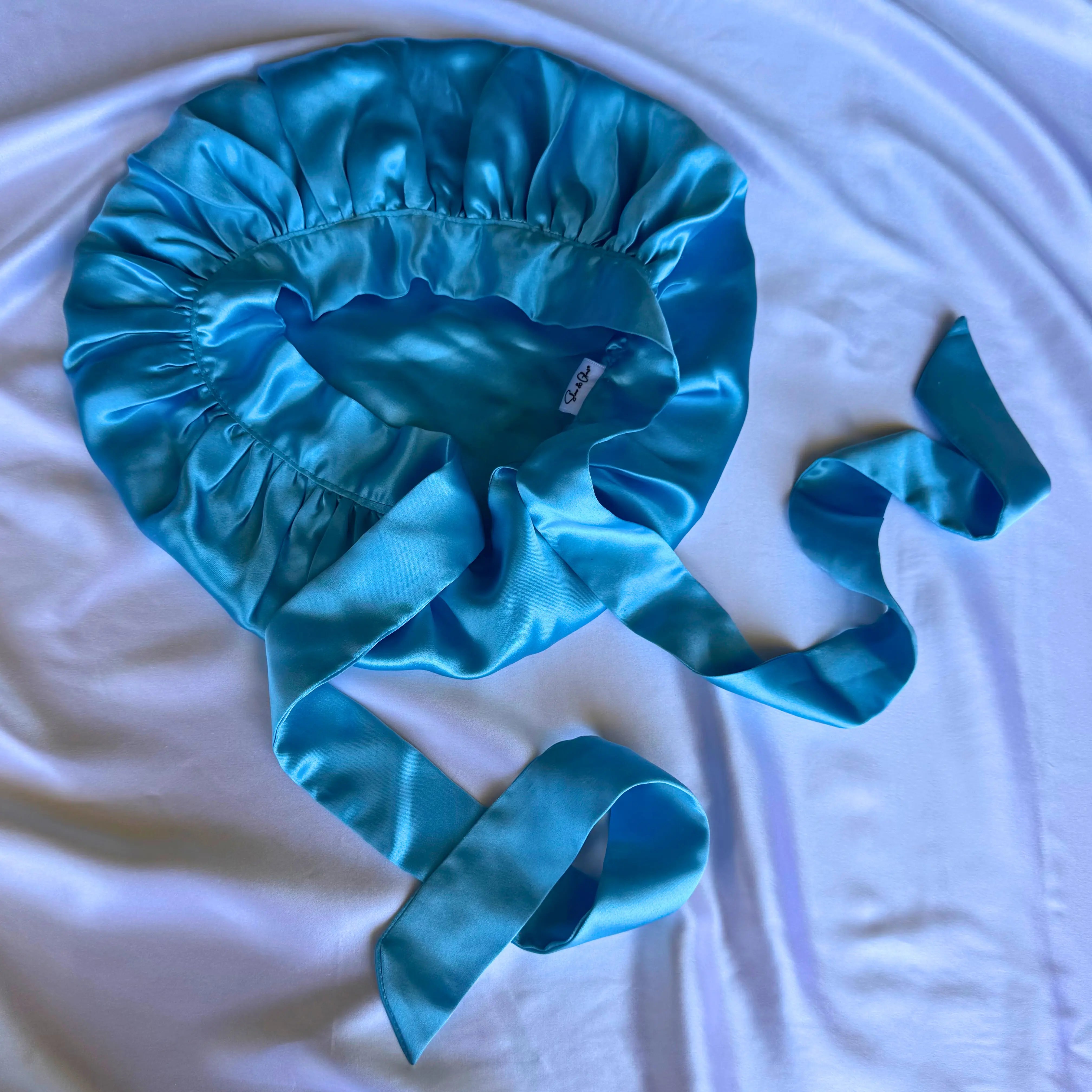 En soie upcyclée de grandes maisons, ce bonnet ajustable made in France protège tes cheveux avec élégance.
