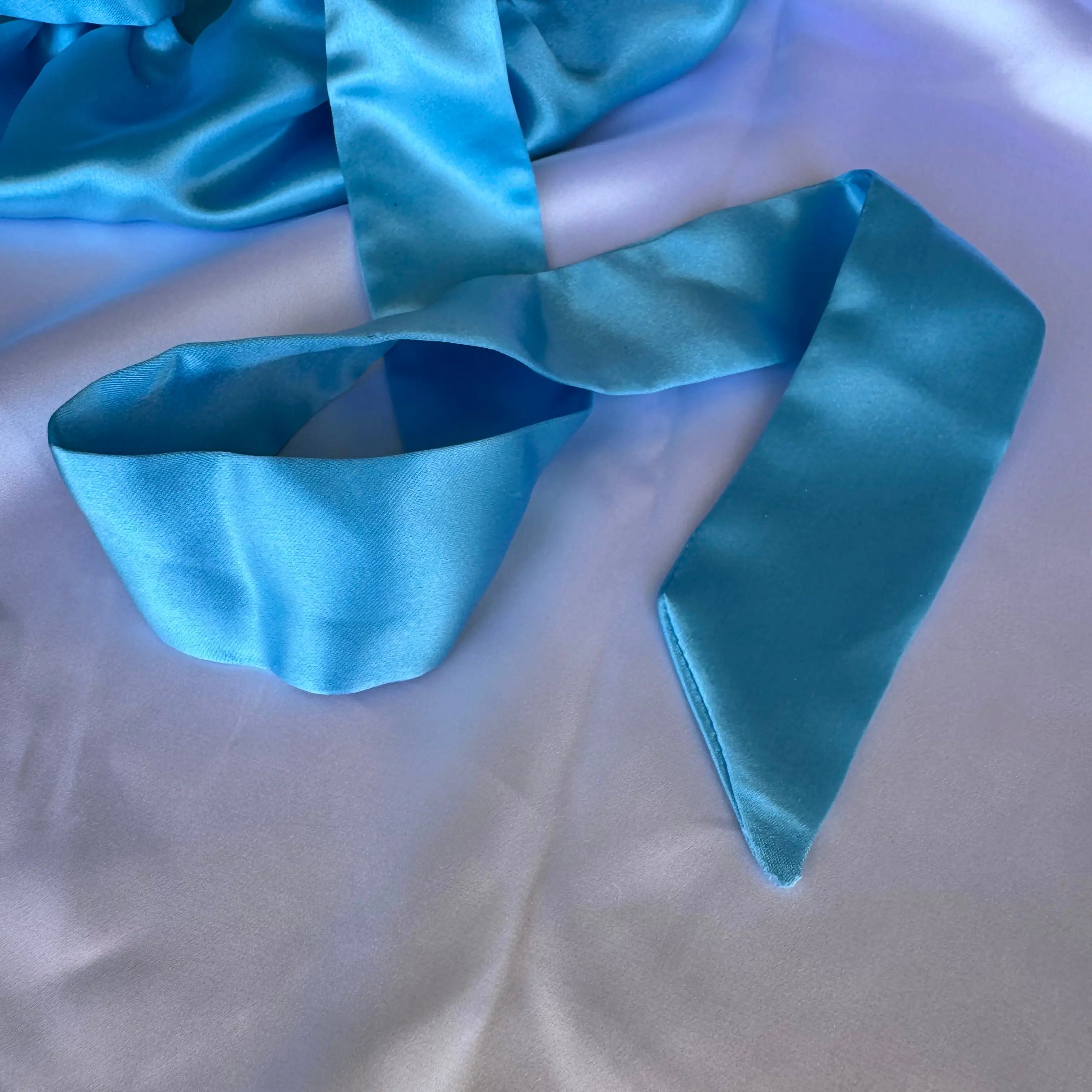 Bonnet en soie ajustable, fabriqué en atelier d’insertion à partir de soie de luxe. Confort et engagement slow.
