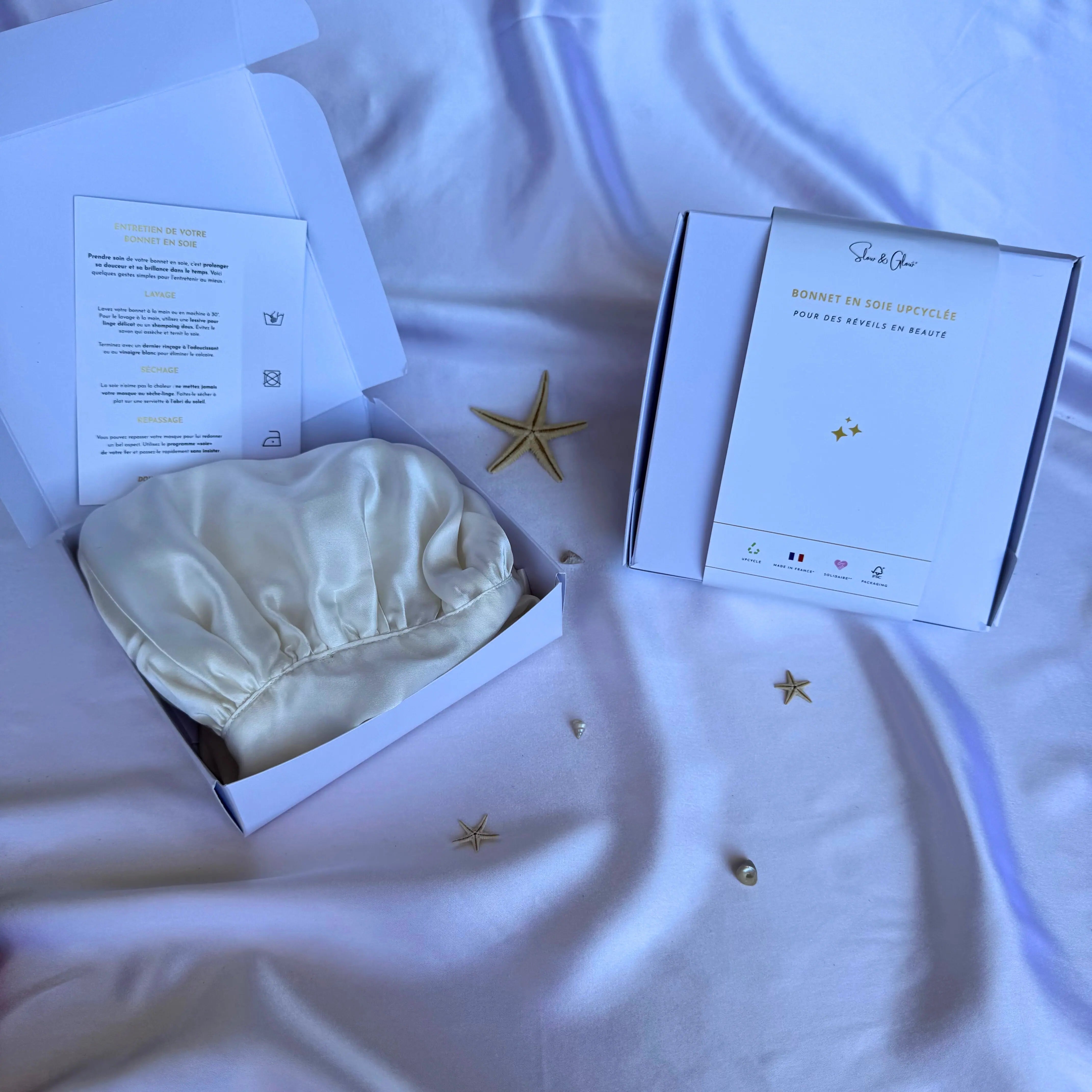 Soin capillaire nocturne éthique : bonnet en soie upcyclée ajustable, fait main en France avec amour.
