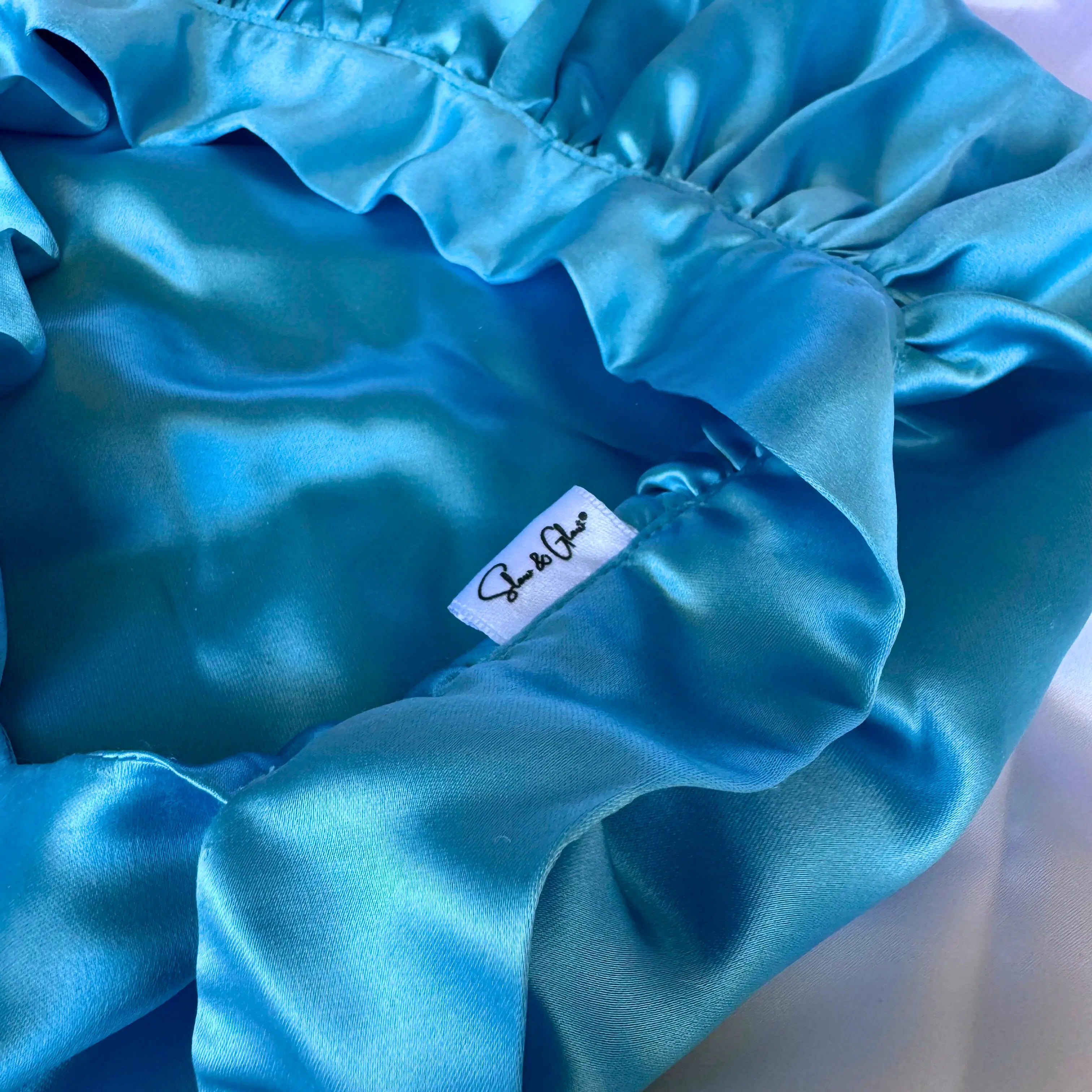 Bonnet ajustable éthique en soie française upcyclée. Maintien optimal et soin naturel pour les cheveux la nuit.
