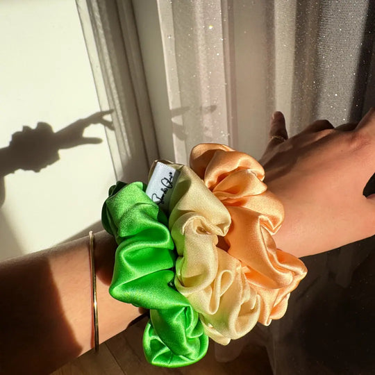 Un chouchou engagé, chic et doux : soie upcyclée + confection locale = cheveux heureux.

