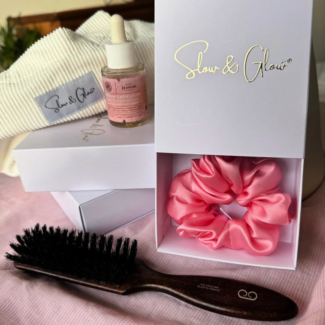 Un geste beauté simple : ce chouchou en soie protège vos cheveux tout en ajoutant une touche raffinée.

