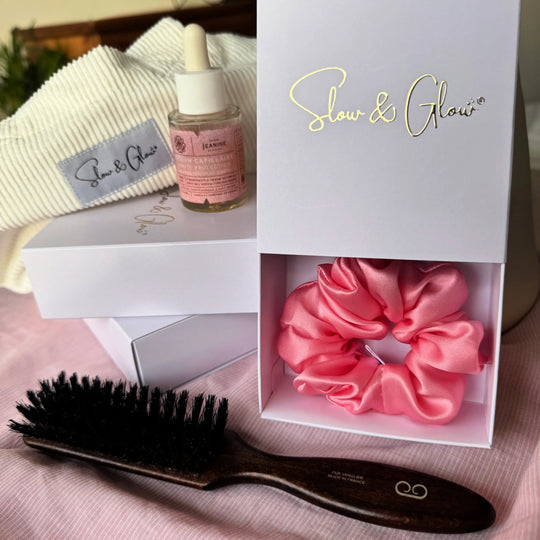 Un geste beauté simple : ce chouchou en soie protège vos cheveux tout en ajoutant une touche raffinée.

