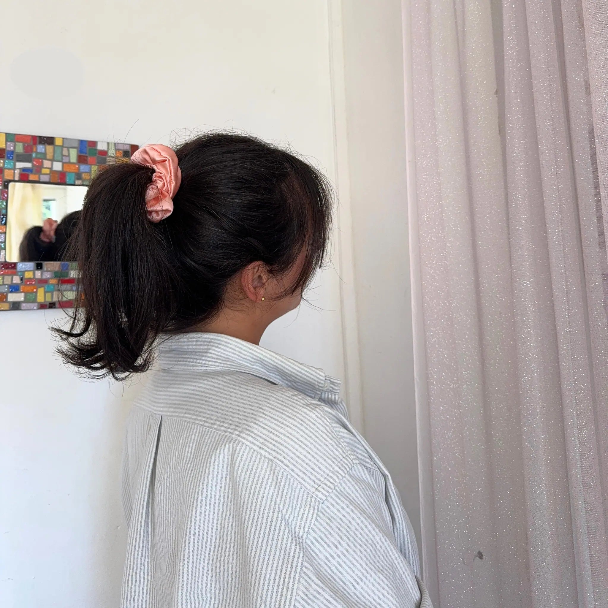 Élastique fin en soie upcyclée rose poudré – accessoire cheveux durable et élégant