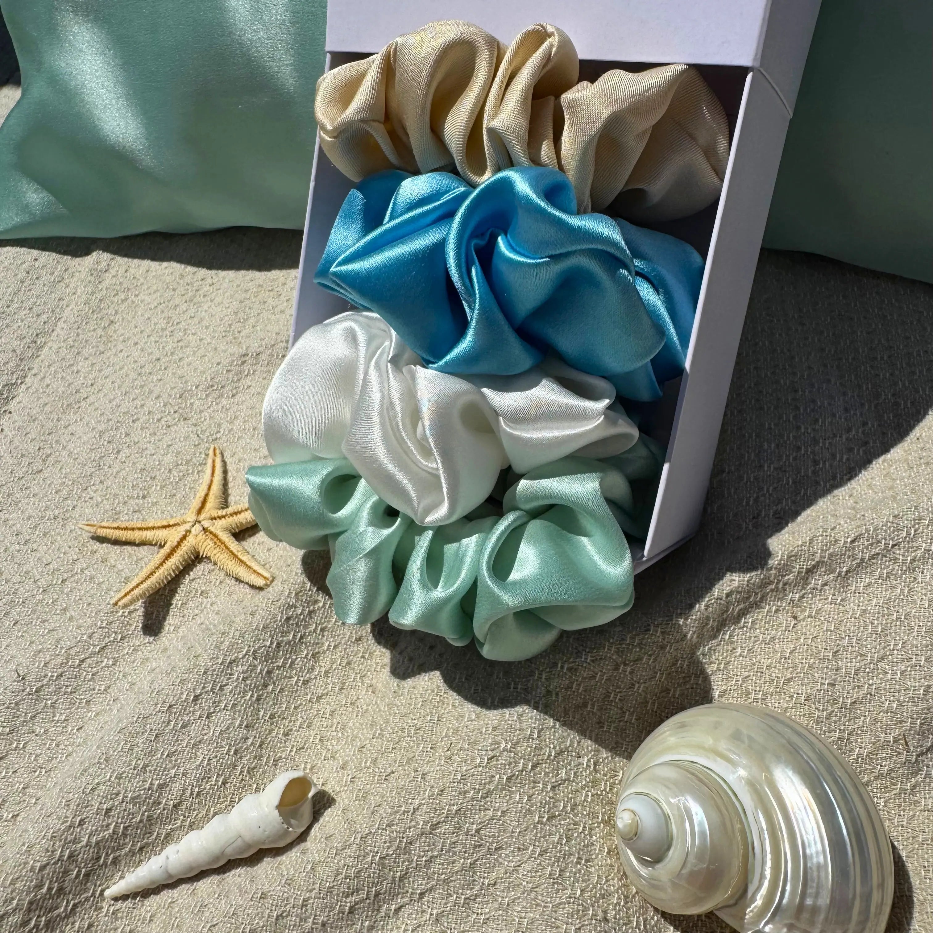 Accessoire capillaire en soie upcyclée, made in France. Un essentiel doux et responsable pour sublimer tes cheveux.
