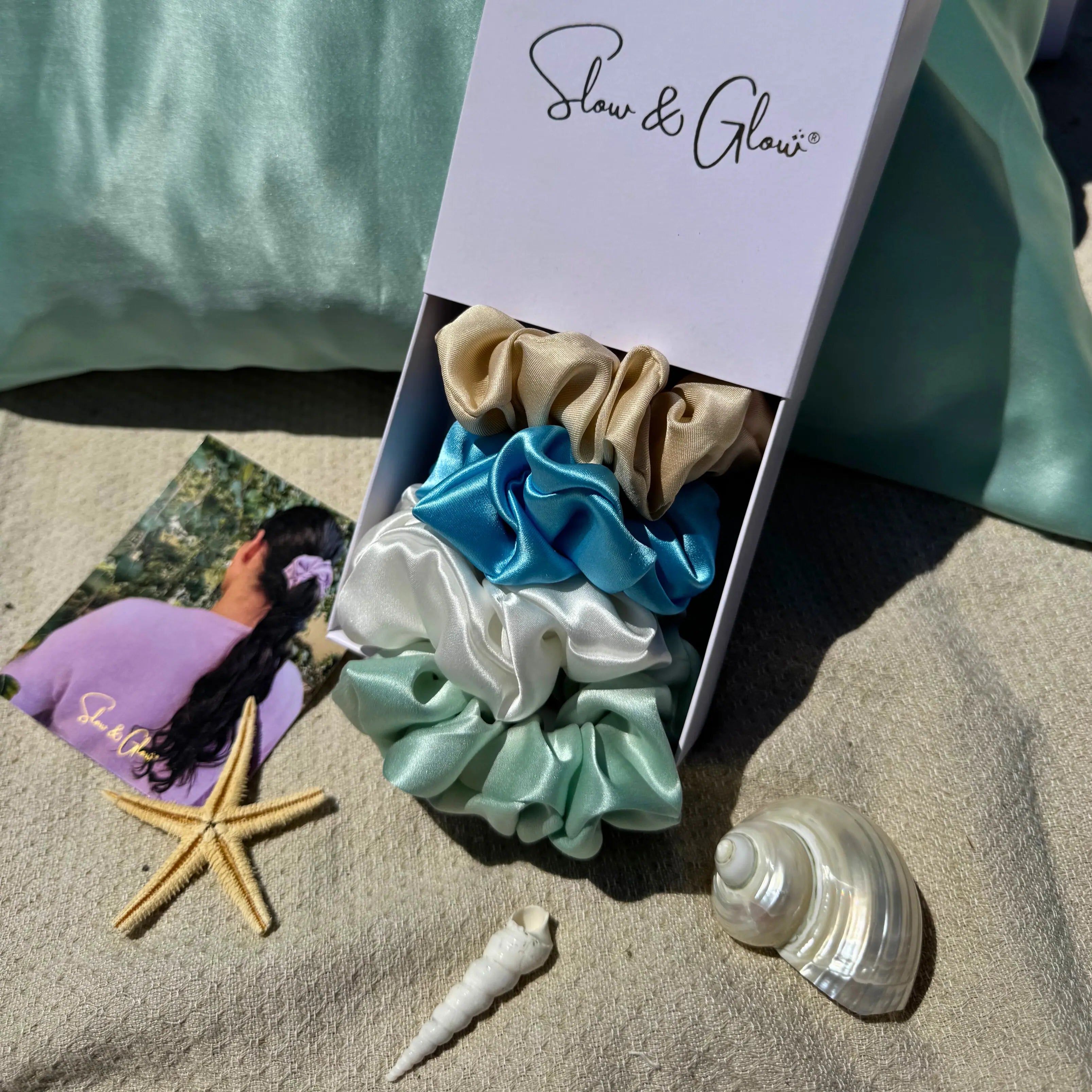 Chouchou en soie éthique et haut de gamme, confectionné localement. Préserve la fibre capillaire avec élégance.
