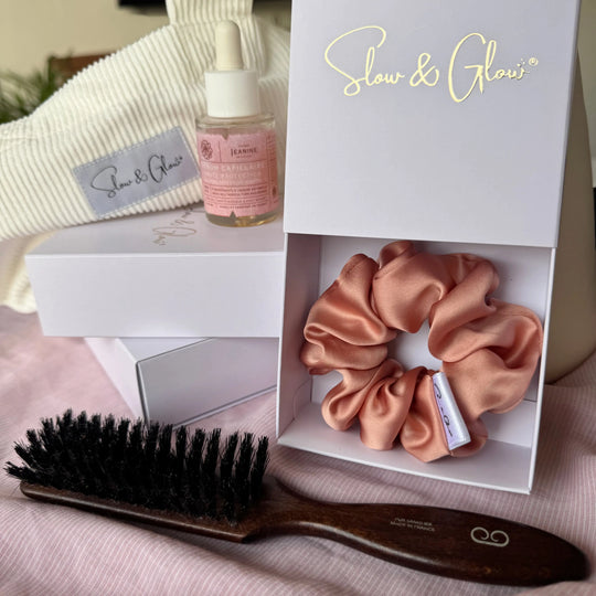 Sublimez vos coiffures avec un chouchou écoresponsable en soie française. L’accessoire tout en délicatesse.

