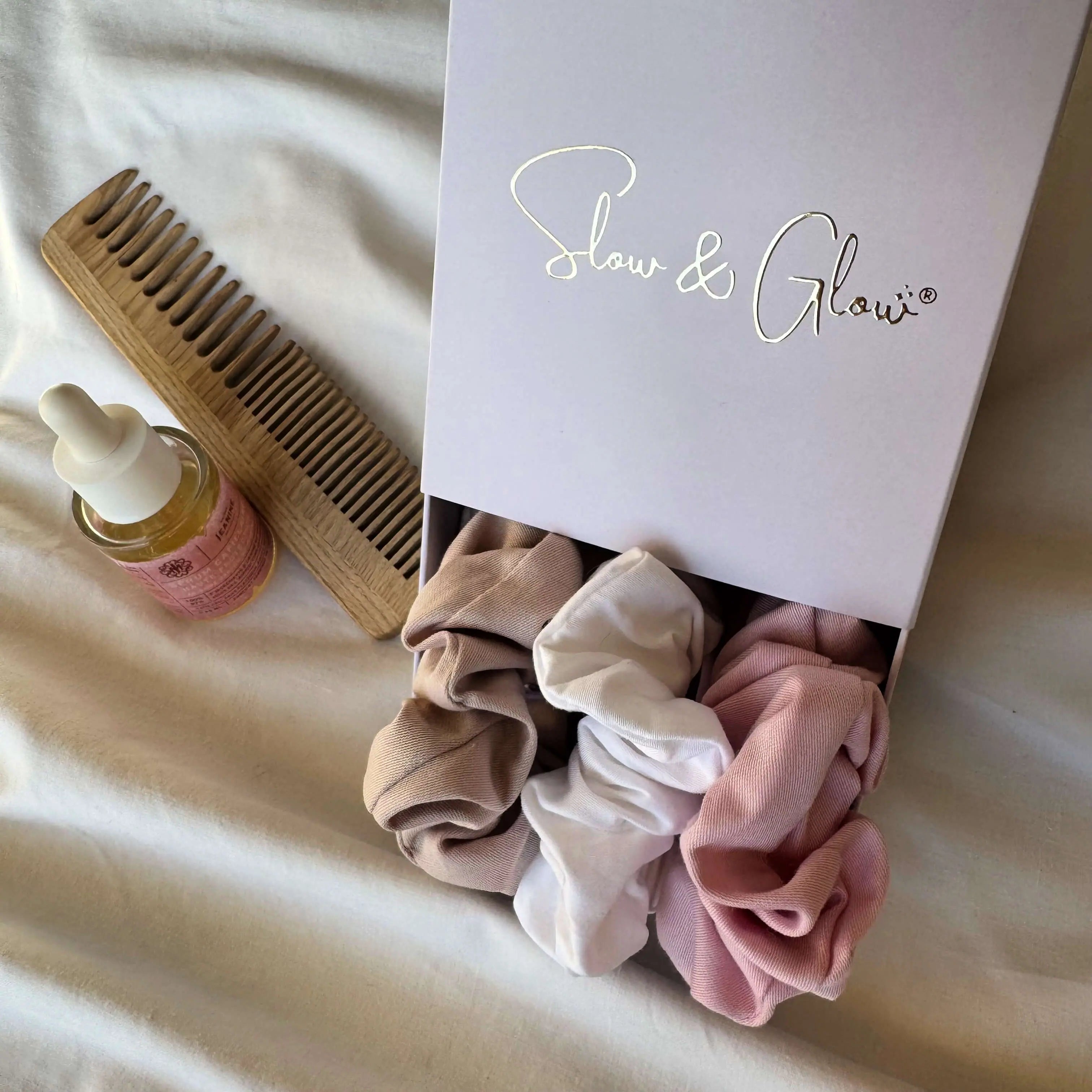 lot de trois chouchous en satin de coton bio équitable, anticasse et anti-traces, pour tous types de cheveux
