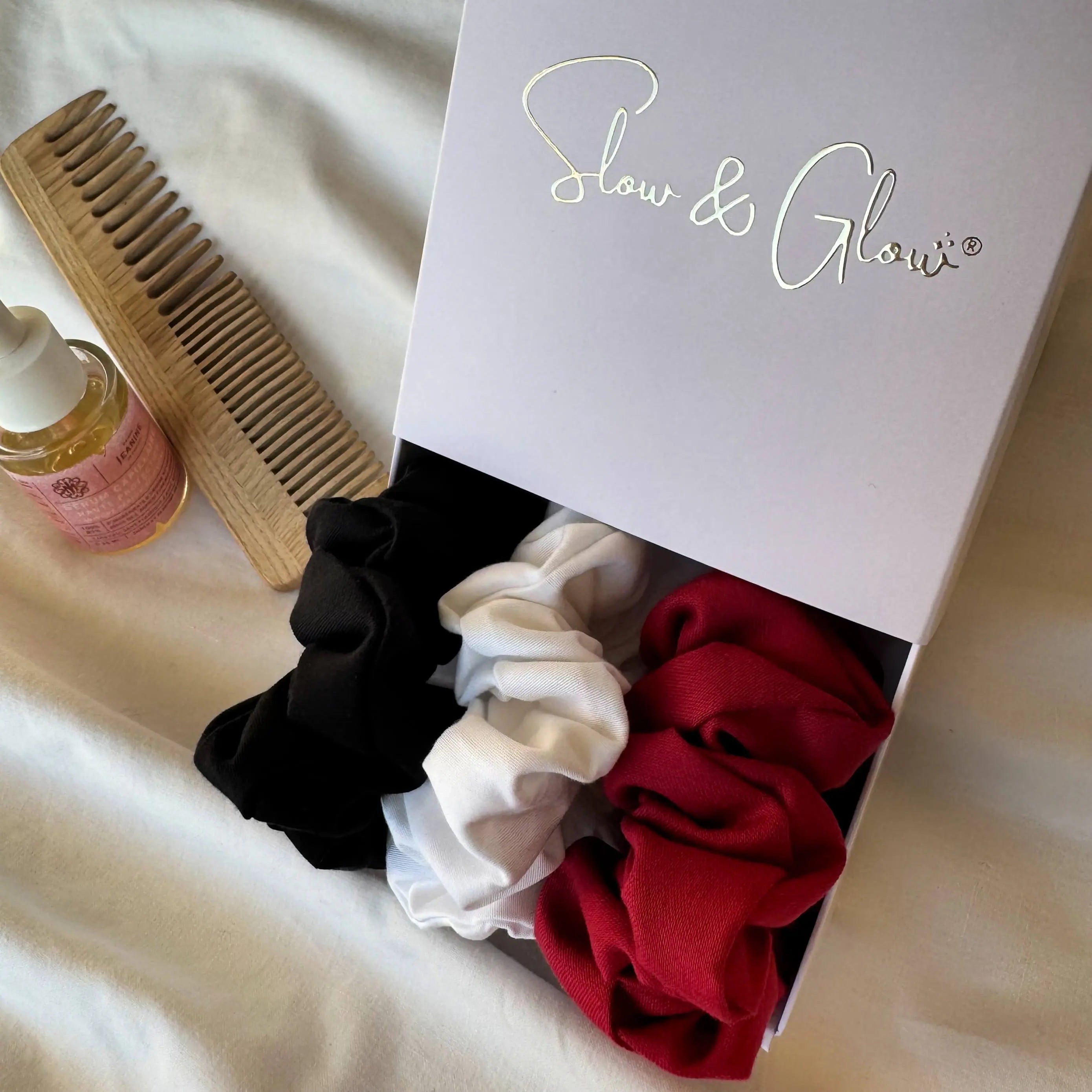 chouchous éthiques en satin bio, coffret de 3, parfaits pour attacher sans casser ni marquer les cheveux
