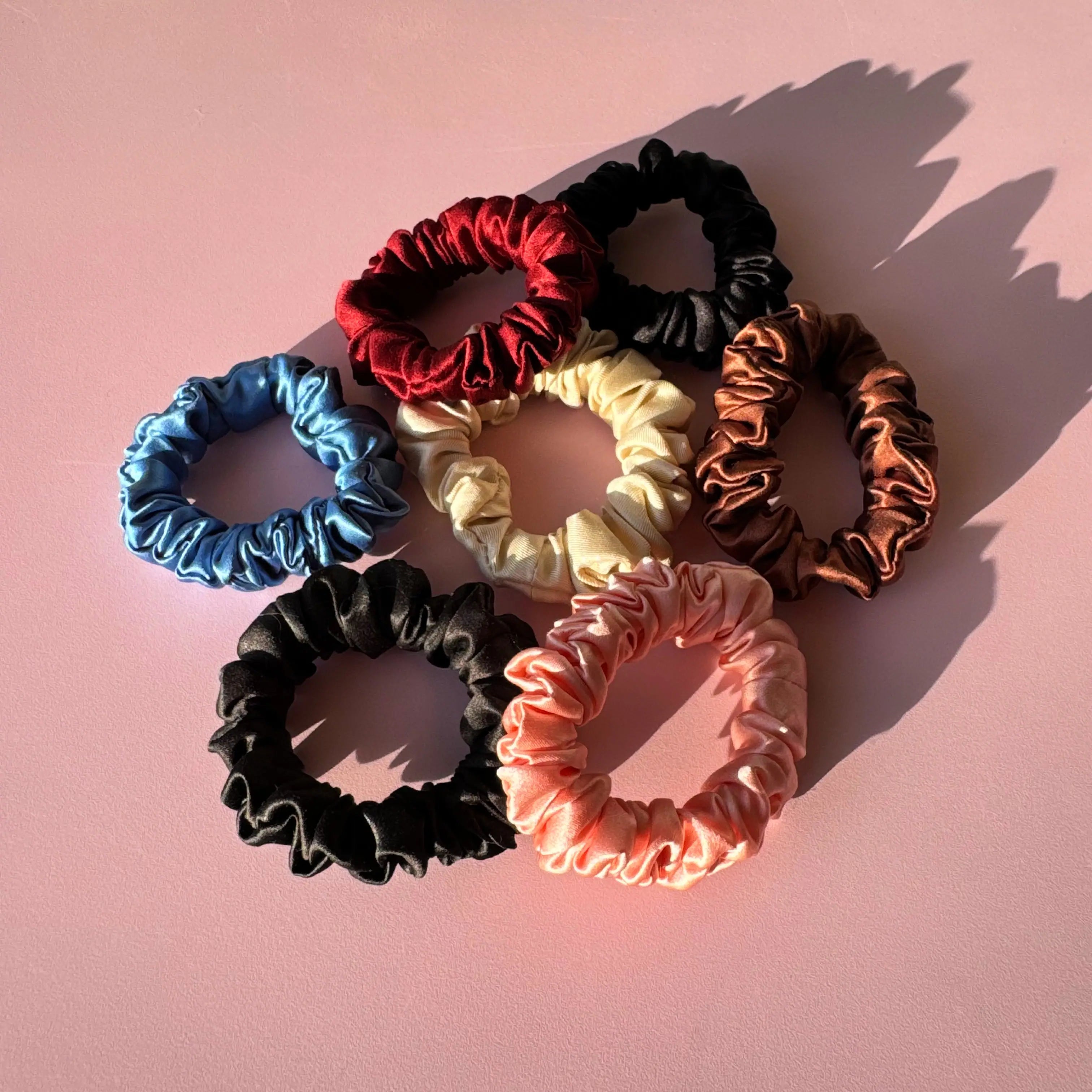 Élastique cheveux en soie upcyclée – douceur et maintien sans casser la fibre. Fabriqué en France de manière éthique.


