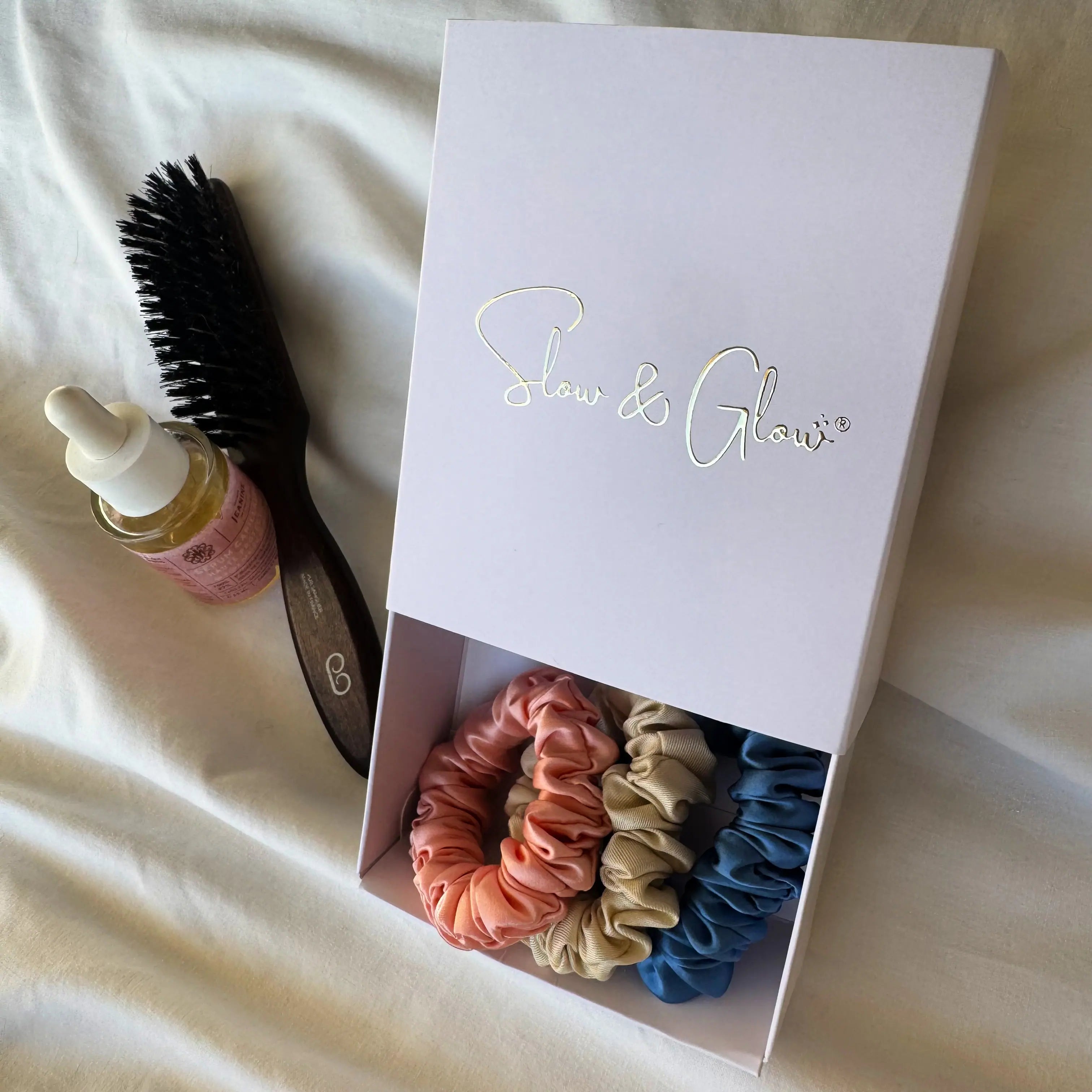 Élastique cheveux en soie douce et résistante, pensé pour les attaches du quotidien. Fabriqué en France en insertion.

