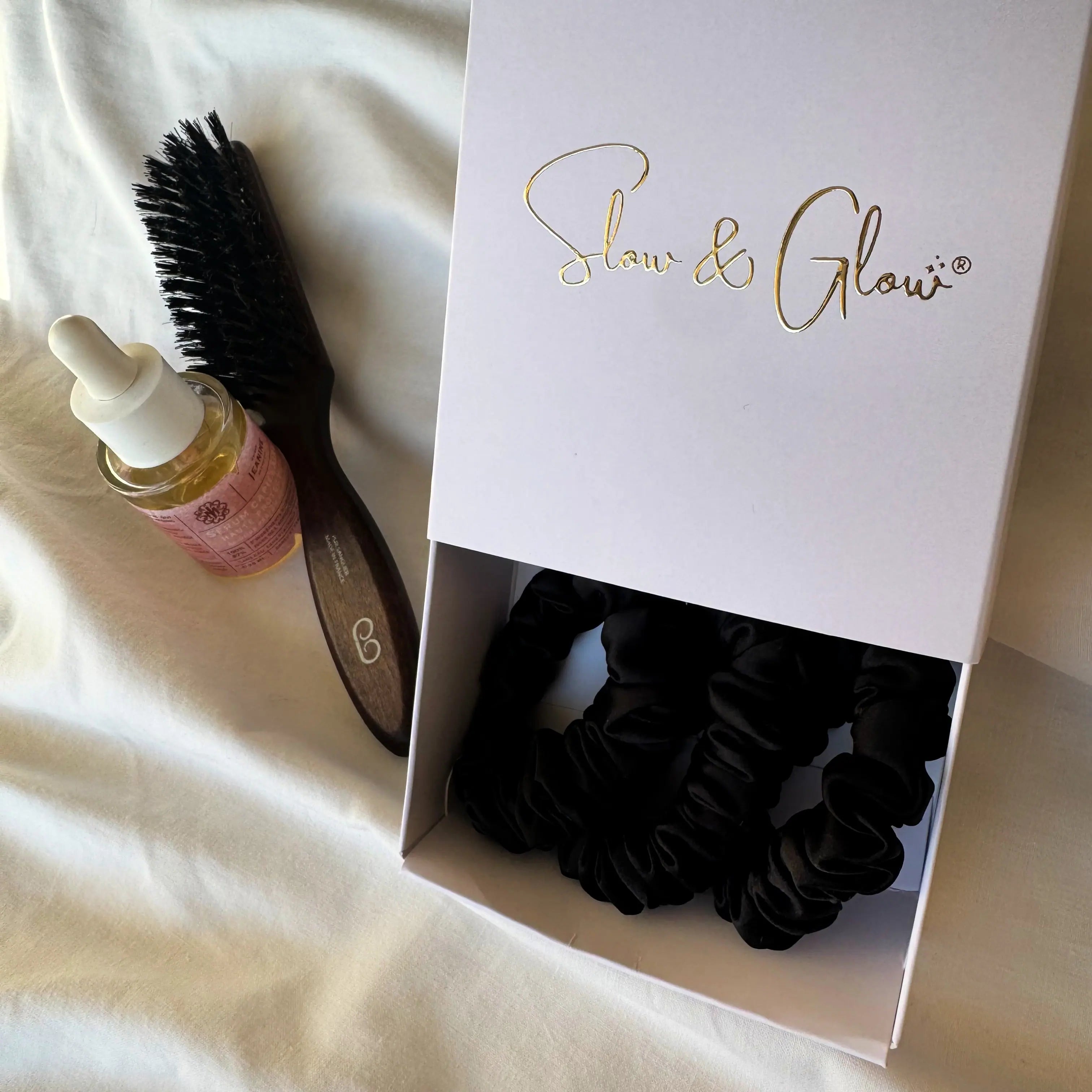 Zéro élastique agressif : en soie upcyclée, cousu à la main dans un atelier solidaire. Tout doux pour les cuirs chevelus sensibles.

