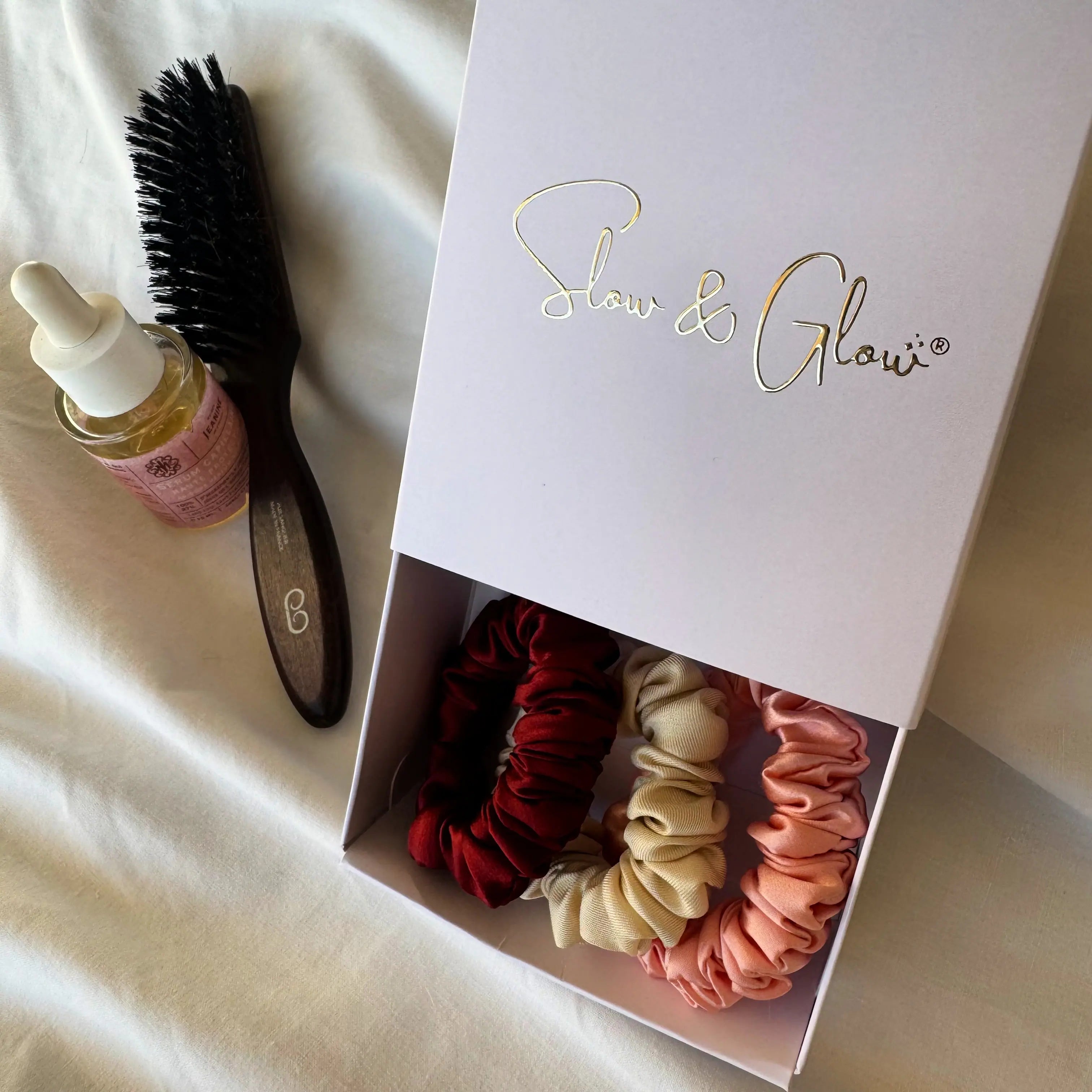 Élastique en soie made in France, idéal pour cheveux fins : tenue légère, sans tirer ni casser. Éthique et élégant.

