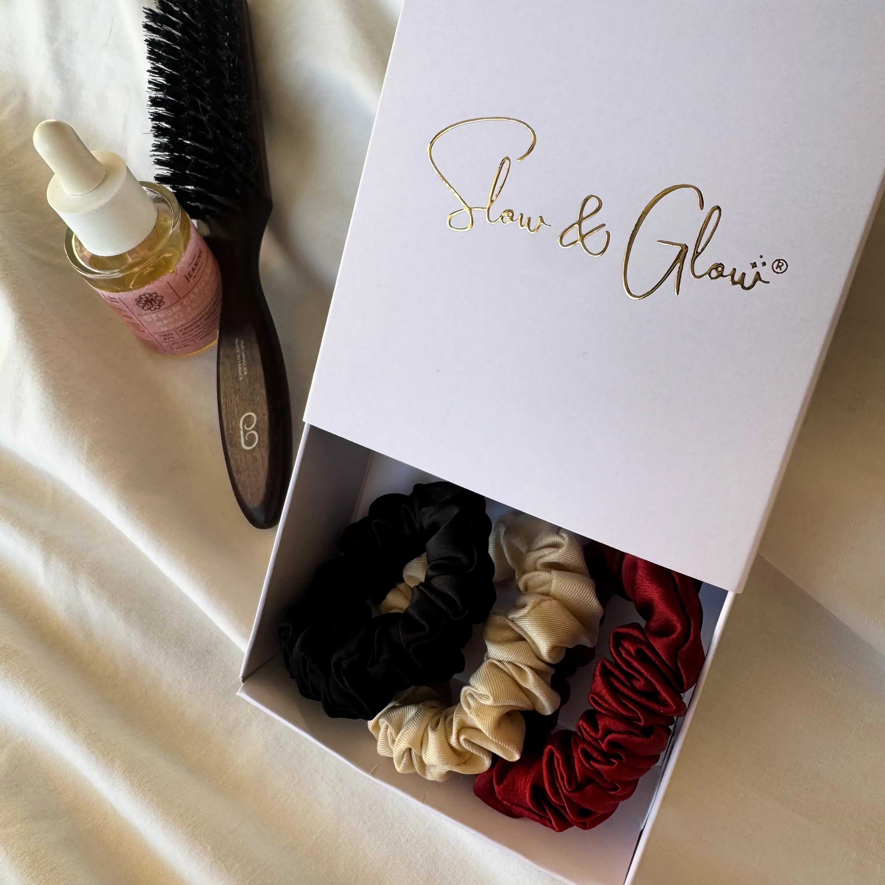 Chouchou en soie upcyclée – limite les marques et la casse sur cheveux secs ou mouillés. Fabrication artisanale française.

