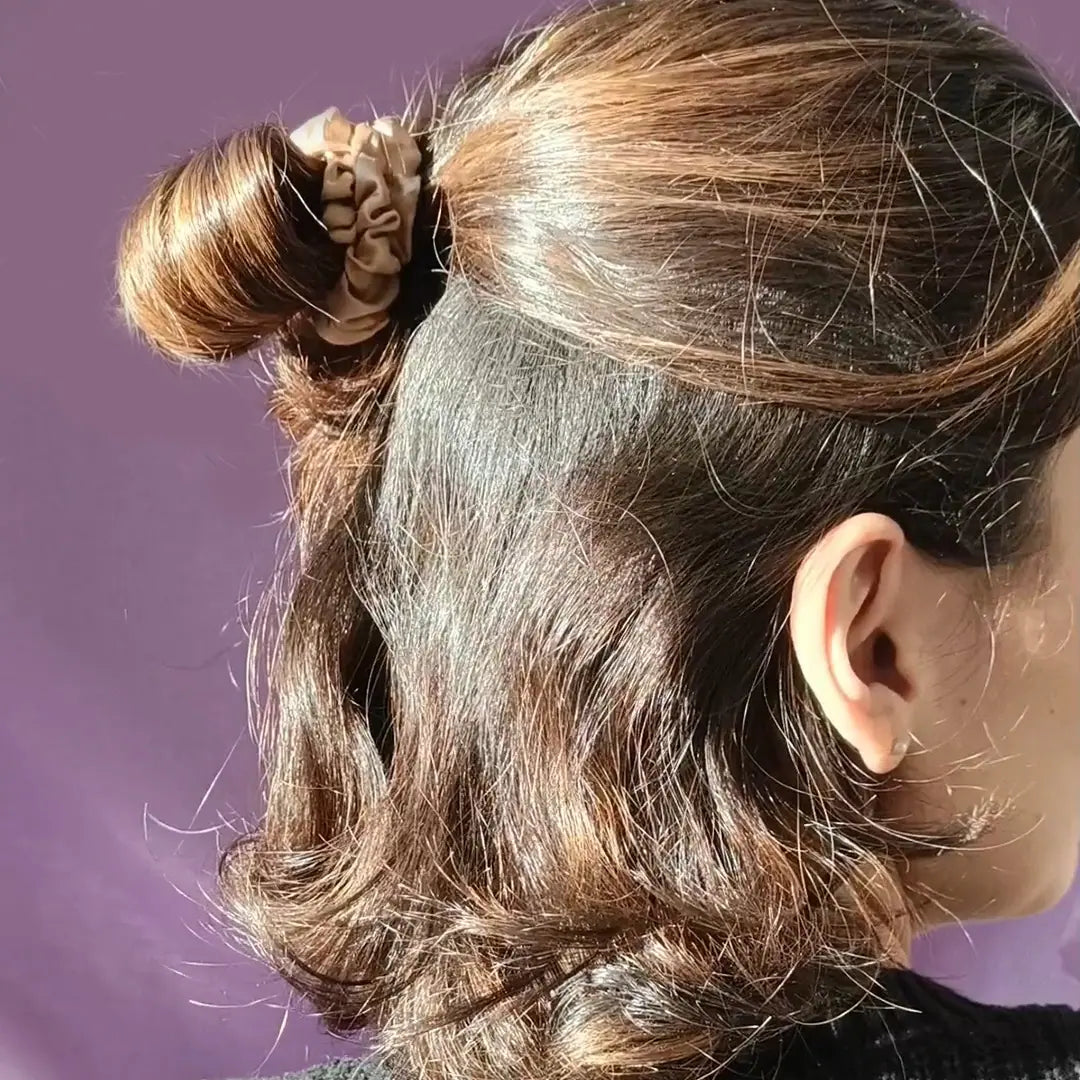 Chouchou en soie upcyclée – chaque pièce est unique, cousue à la main en série très limitée. Fabrication française.

