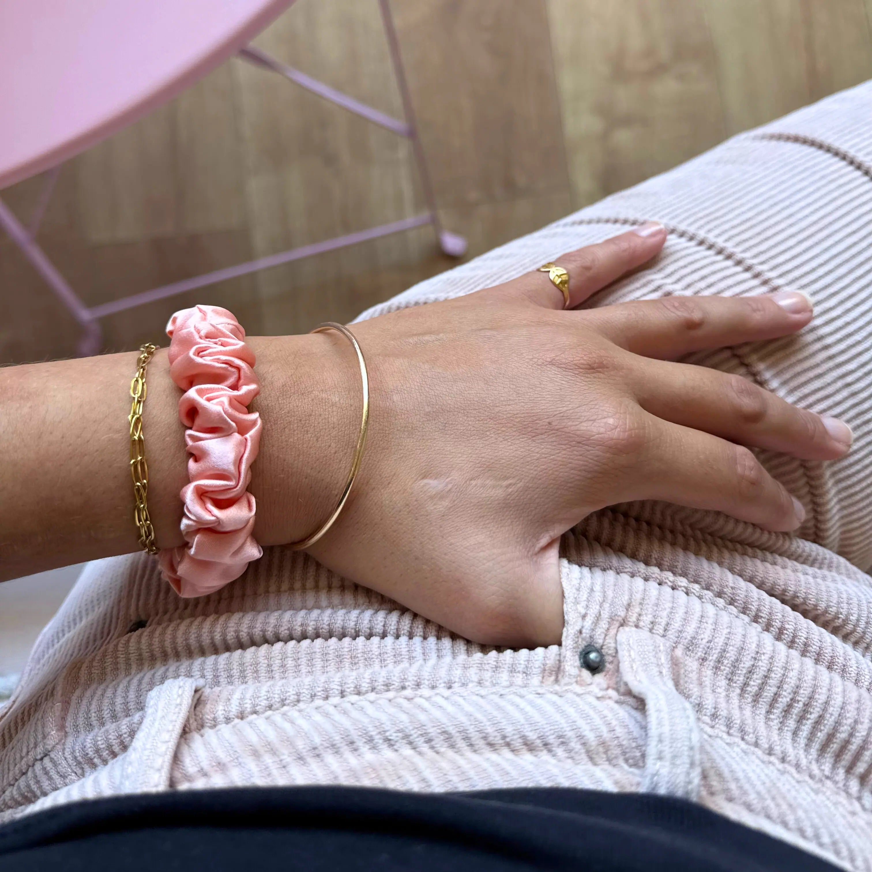 Chouchou en soie recyclée rose poudré, fabriqué en France – accessoire capillaire doux et raffiné