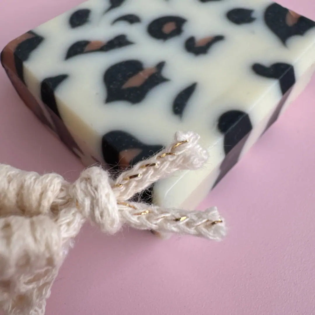filet à savon solide en tissu coton bio, pratique sous la douche, avec cordon durable et éthique
