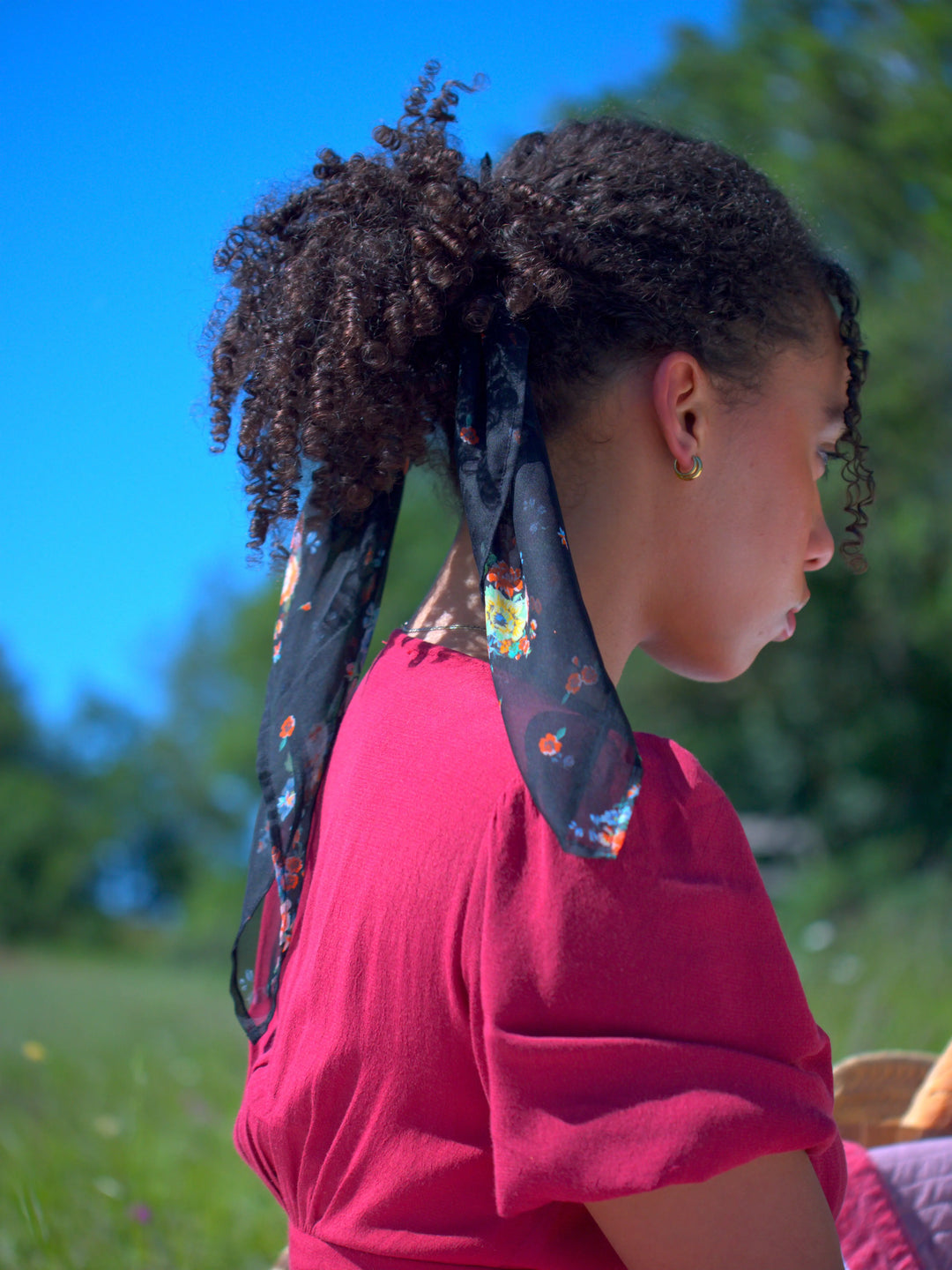 Petit foulard en mousseline de soie imprimé fleuri autour d&