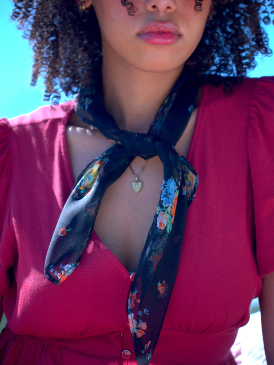Foulard en mousseline de soie imprimé fleuri autour du cou
