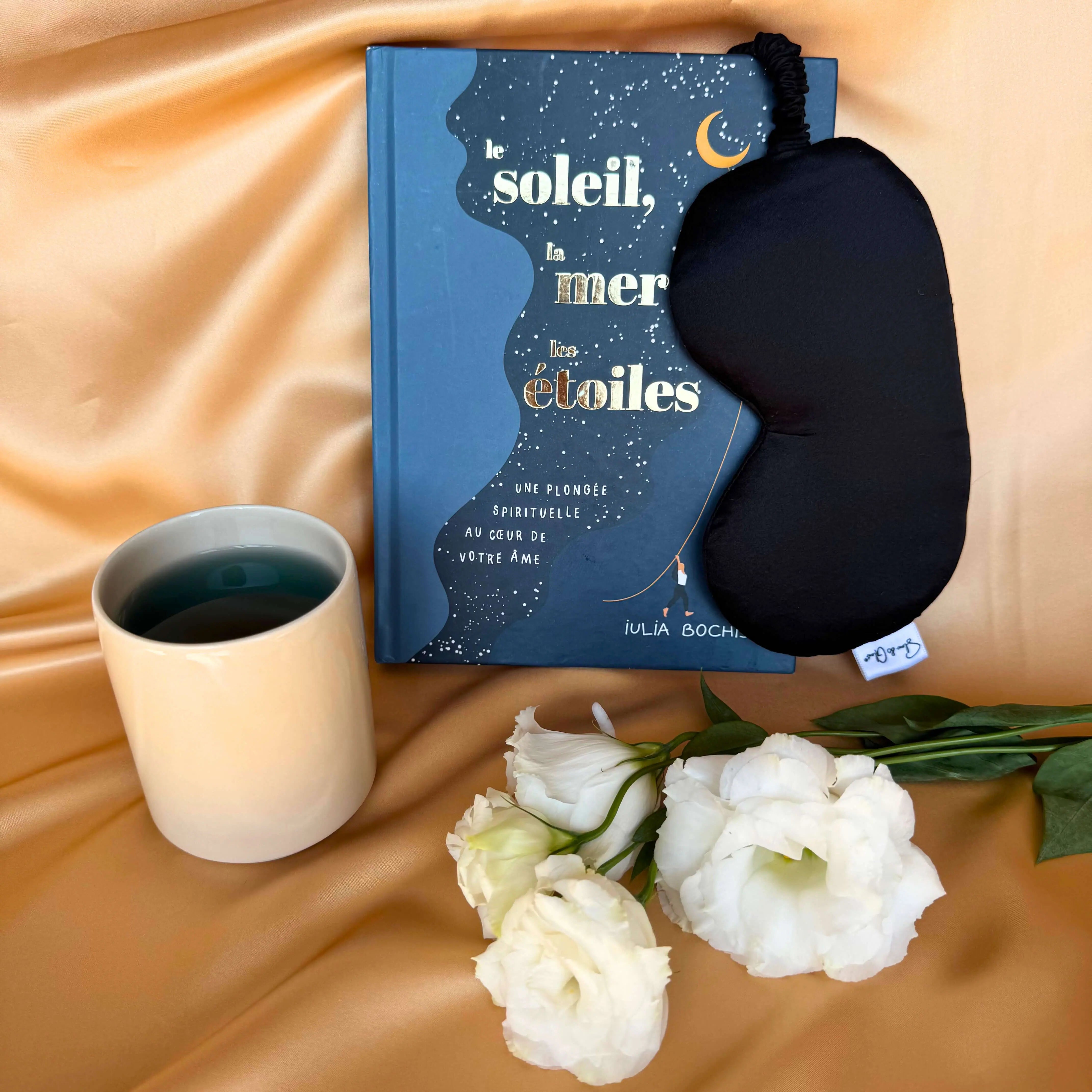 Masque de nuit ajustable en soie upcyclée – doux pour les yeux, doux pour la planète. Fabriqué artisanalement en France.

