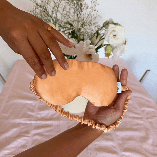 Voyagez léger avec ce masque de nuit ajustable en soie éthique – idéal pour les trajets, les siestes et les hôtels lumineux.

