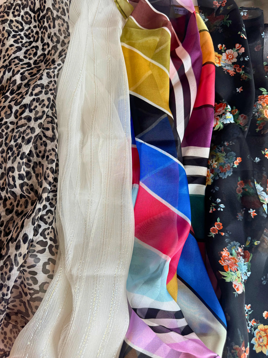 Petits foulards en mousseline de soie imprimés léopard, or et argent, multicolore, fleuri