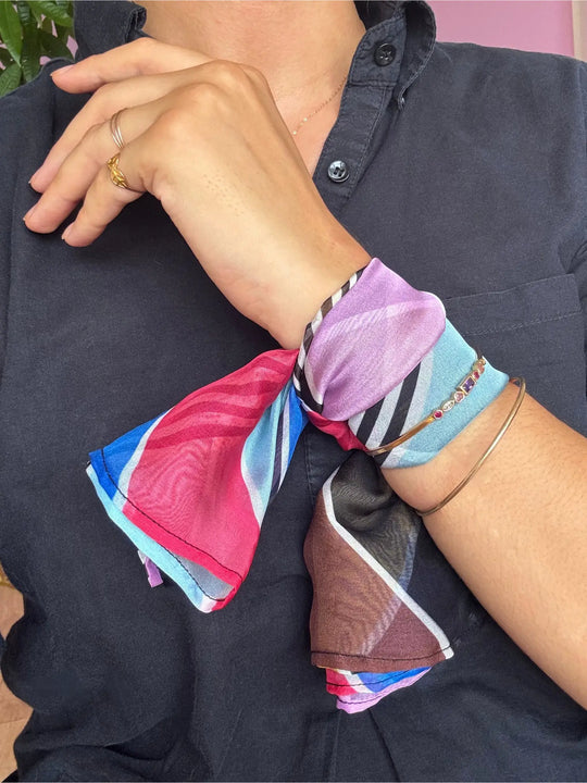 Foulard en mousseline de soie multicolore autour du poignet 
