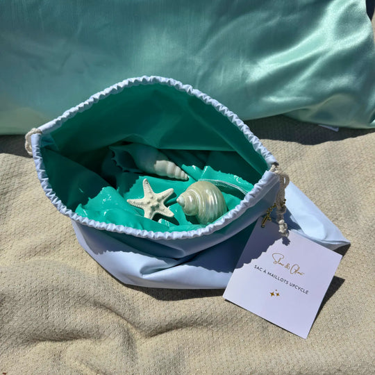 Range ton maillot mouillé dans ce sac imperméable éthique, en tissu upcyclé de qualité, confectionné en France.

