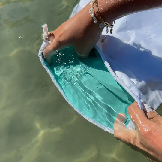 Sac imperméable fabriqué en France avec des tissus de grandes maisons. Idéal pour transporter ton maillot de bain mouillé.
